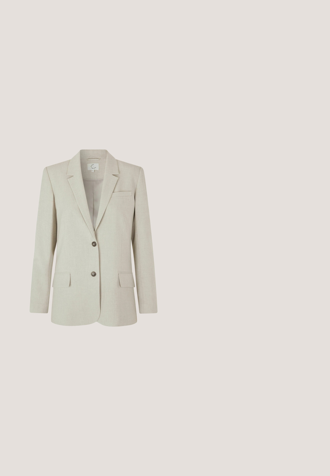 Lysebeige damesblazer med to knapper, hakkede revers, lommer med klapper og en brystlomme, vist på en hvid baggrund.; Grå, kortermet V-hals ribbet T-shirt med fitted design og blød tekstur, mærket med logo indeni halsudskæringen.; Lys grå flagrende bukser lavet af glat stof, med en tætsiddende talje og sidelommer, samt en pressefold foran for ekstra struktur.; Hvide lædersneakers med flade snørebånd, runde huller og struktureret gummisåler. Rund tå og minimal syning.; Mørkegrå tekstureret crossbody-taske med justerbar rem, lynlåslomme foran og gyldent "Laura Biagiotti" logo.; Sølv kædearmbånd med et enkelt korsvedhæng, der har en krokodillelås og justerbar længde. Glat tekstur, minimalistisk design.