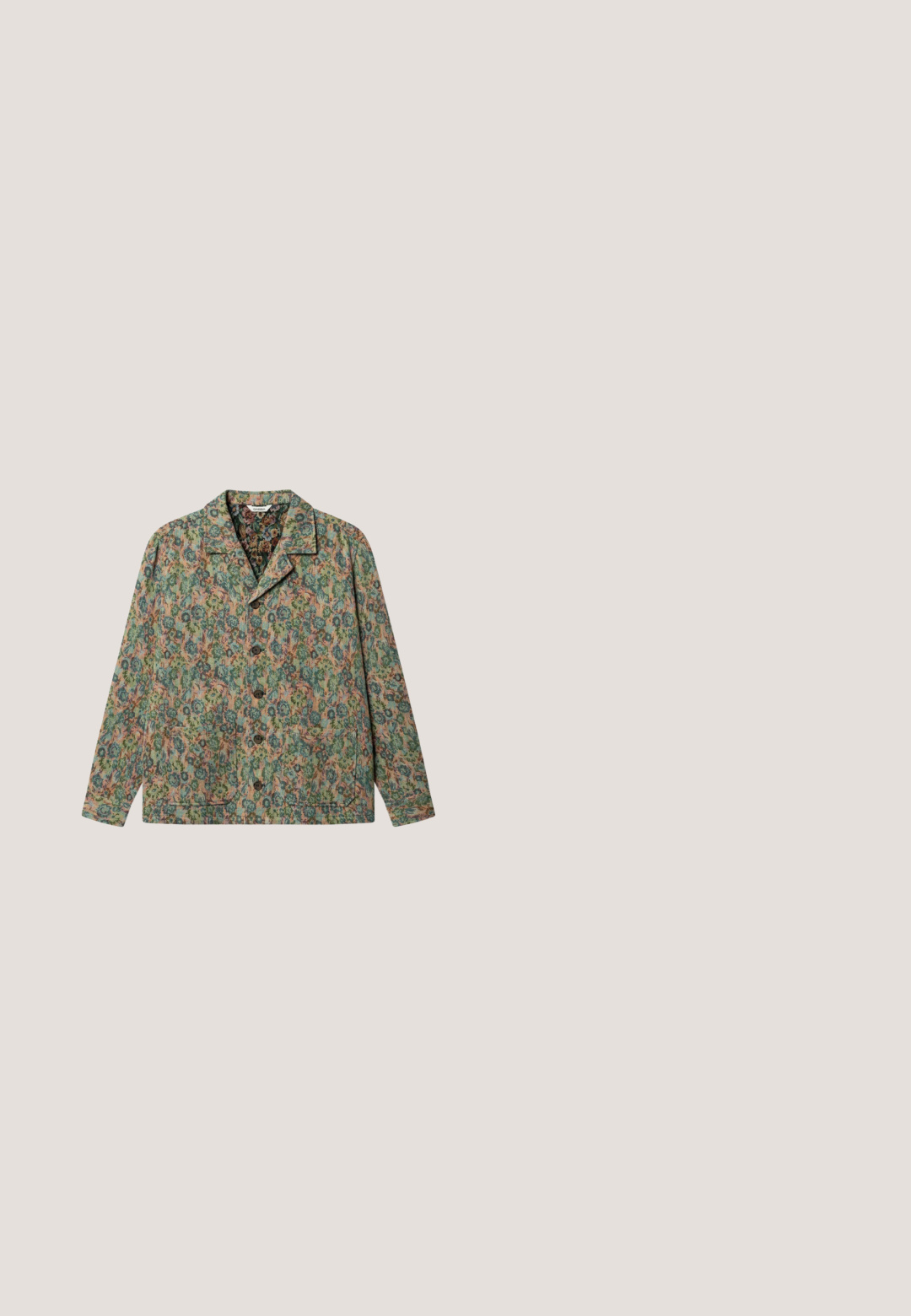 Langärmelige, zugeknöpfte Jacke mit grünem, pinkem und blauem Blumenmuster, Reverskragen und zwei aufgesetzten Taschen vorne, flach auf weißem Hintergrund liegend.; Olivgrüner Langarm-Pullover mit Rundhalsausschnitt, Rippbündchen an Ärmeln, Saum und Ausschnitt, flach auf weißem Hintergrund liegend.; Kurzärmeliges Hemd mit grünem Blumenmuster auf einem hellbeigen Hintergrund. Verfügt über einen Kragen und ein Etikett mit der Aufschrift "Les Deux".; Olivgrüne Shorts aus strukturiertem Stoff, mit Knopfverschluss, zwei vorderen Taschen und flacher Vorderseite.; Braune Wildleder Chelsea-Boots mit elastischen Seitenpaneelen, abgerundeter Zehenpartie und einer Schlaufe. Verfügt über eine flache Gummisohle. Einfaches und elegantes Design.; Schwarze Kosmetiktasche mit Krokodilhautstruktur, abgerundeter Form, Reißverschluss und kleinem Zuglasche. Vorn mit geprägt angebrachtem Markennamen.