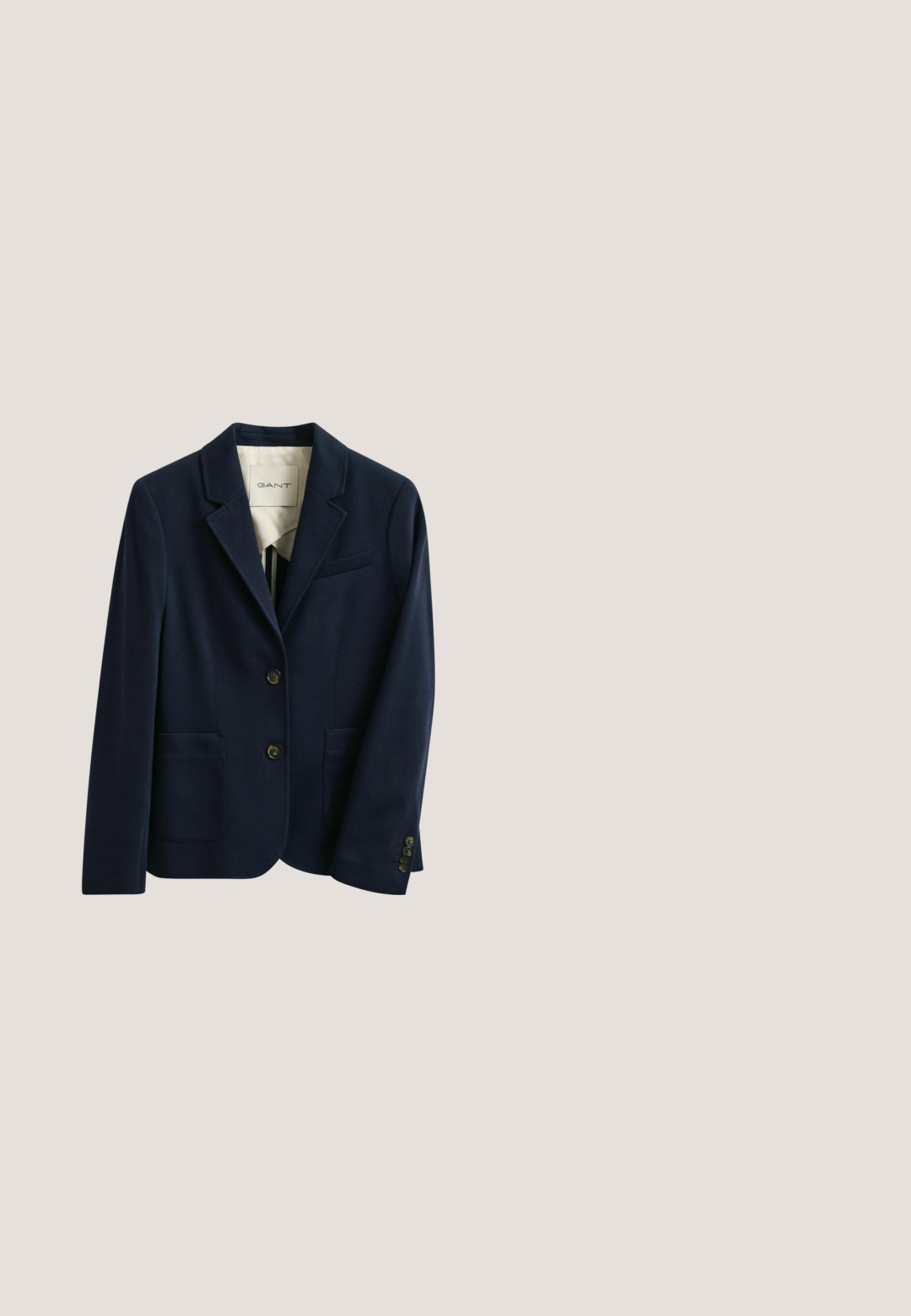 Blazer bleu marine taillé, avec deux boutons à l'avant, deux poches plaquées basses, une poche poitrine passepoilée et des revers crantés.; Chemise blanche à manches longues avec col pointu et taille ajustée, présentée sur un fond uni.; Pantalons slim beige pour femmes avec taille haute, deux boutons sur le côté et une petite poche à rabat boutonnée près de la taille.; Bottes marron en cuir montantes avec un bout arrondi, fermeture éclair latérale et un petit détail de boucle en haut, présentant une texture lisse.; Foulard en soie avec soleil, lune, nuages, cœur rouge, fleurs, oiseaux, chérubins et bannière "FREYA" sur un fond bleu foncé avec une bordure décorative.; Ceinture en cuir marron avec une grande boucle ovale dorée et plusieurs trous de réglage présentée sur un fond uni.