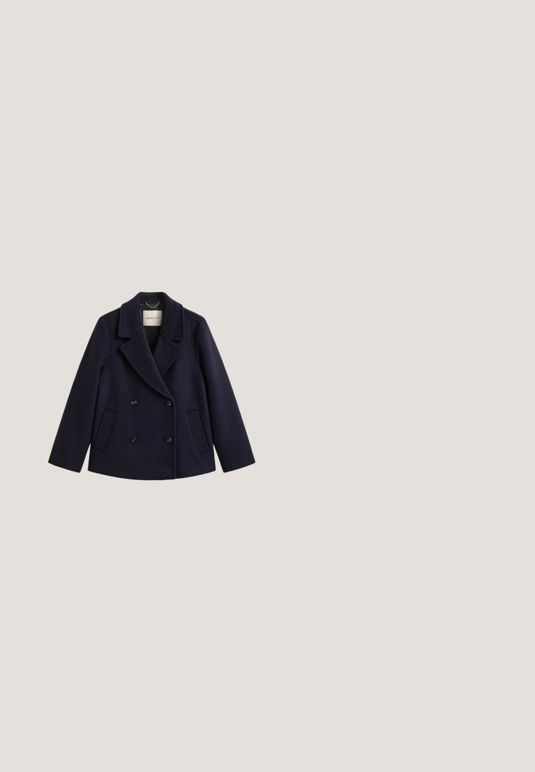 Manteau pea coat bleu marine croisé à larges revers, deux poches avant et boutons noirs, étiqueté GANT.; Chemise blanche à manches longues, boutonnée, avec un col classique et des boutons visibles à l'avant, présentée sur un fond uni.; Pantalon beige slim fit longueur cheville avec une finition lisse, sans poches visibles ni ornements, sur un fond uni.; Bottes en cuir noir montantes avec une finition lisse, bout rond et un petit talon carré. Elles présentent des lignes épurées et un design minimaliste.; Roeckl ANTWERPEN - Gants - classic navy; Ceinture en cuir marron avec une boucle carrée dorée et un petit emblème décoratif doré avec les initiales RL.
