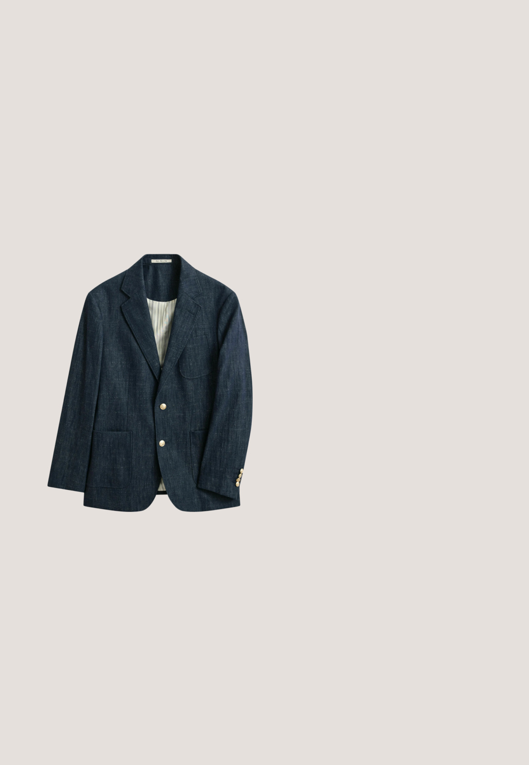 Donkerblauw denim blazer met inkeping revers, twee voorzakken, twee gouden knopen en crème gestreepte binnenvoering.; Crèmekleurige kabelgebreide trui met lange mouwen, geribde boorden, zoom en een ronde hals, plat neergelegd op een witte achtergrond.; Wit overhemd met lange mouwen, knopen en een button-downkraag met een klein blauw "H"-logo op de linkerborst.; Beige katoenen broek met een rechte pijp, voorzien van voorzakken, een ritssluiting en een enkele knoopsluiting. Gladde textuur, zonder patronen.; Donkerbruine leren penny loafer met stikseldetails en lage gestapelde hak, van opzij gezien op een effen achtergrond.; Marineblauw vierkant stof met gelijkmatig verspreide kleine witte stippen die een raster vormen en een klein Ralph Lauren-logo in de hoek.