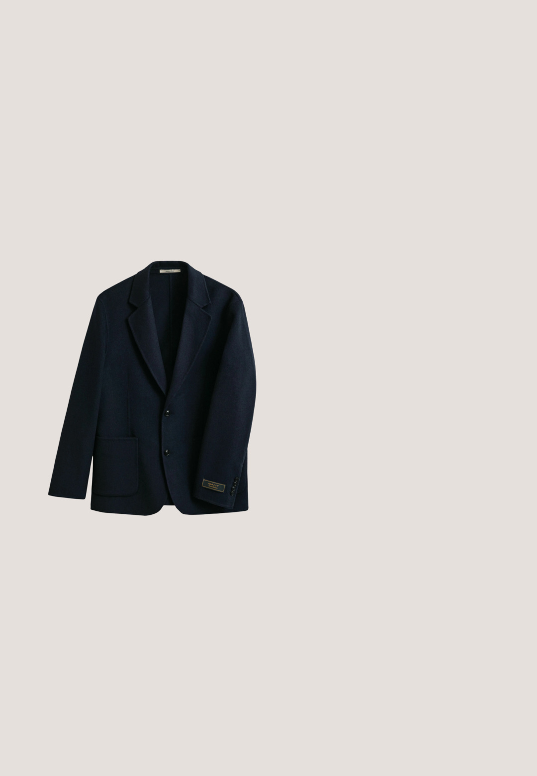 Dunkelblauer, einreihiger Blazer mit Reverskragen, zwei Frontknöpfen, aufgesetzter Tasche und einem Label am linken Ärmelbündchen.; Weißer kabelgestrickter ärmelloser Pullover mit grün-schwarzem kariertem V-Ausschnitt und kleiner roter „Polo Tennis“-Stickerei.; Helles rosa Langarmhemd mit Kragen zum Knöpfen, verfügt über ein kleines gesticktes Logo auf der linken Brust, gefertigt aus einem glatten Baumwollstoff.; Olivgrüne Hose mit geradem Bein, aus einem Baumwoll-Mix gefertigt. Verfügt über Fronttaschen und einen einzelnen Knopfverschluss.; Brauner Wildleder-Pennyloafer mit niedrigem Absatz und sichtbarer Naht an Zehen-, Seiten- und Rückbereich, dargestellt auf hellem, einfarbigem Hintergrund.; Blaue Fliege mit diagonalen gelben Streifen und kleinen roten und goldenen Schild-Emblemen, die über den Stoff verteilt sind.