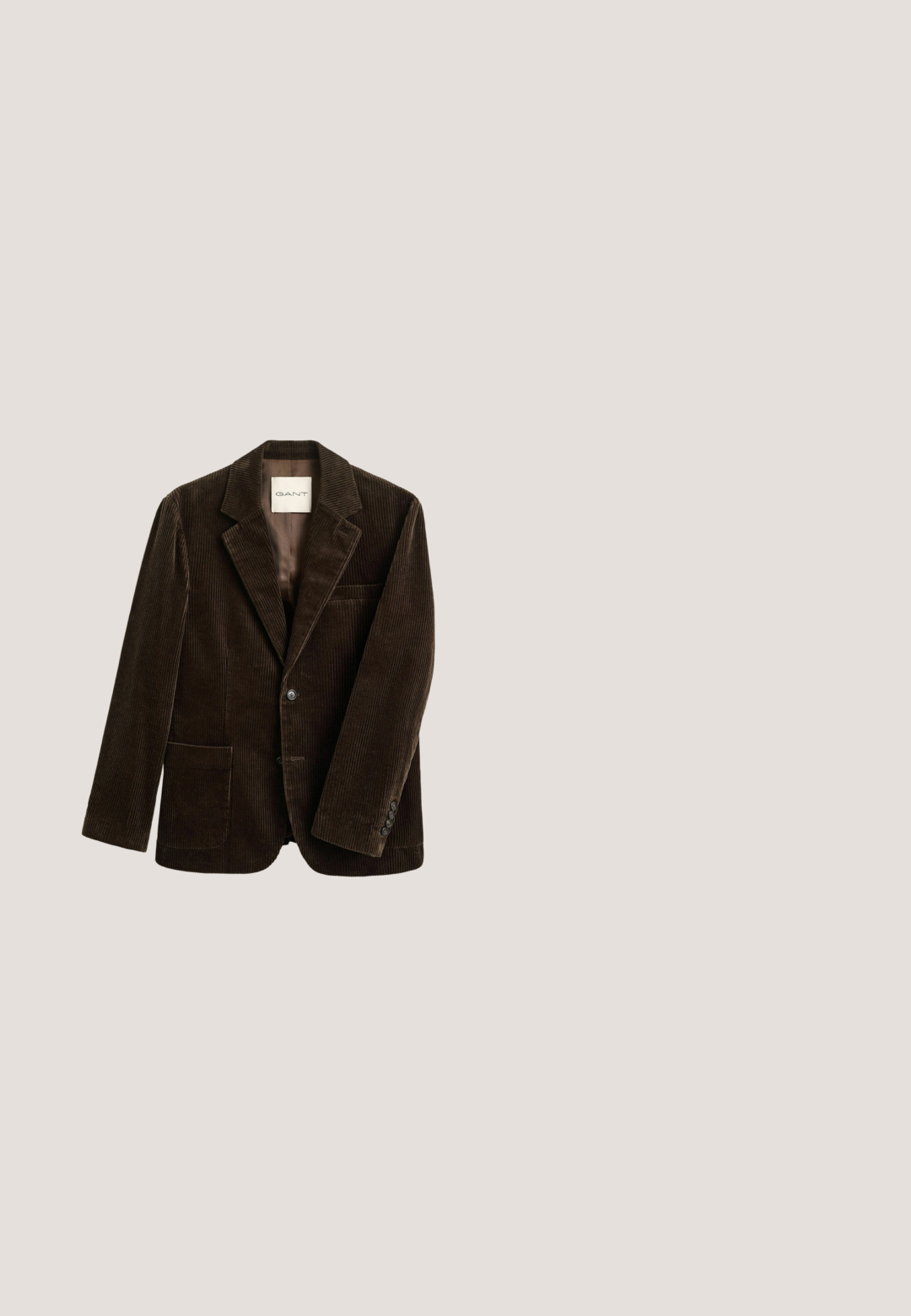 Dunkelbrauner Cordblazer mit Notch-Revers, zwei Vordertaschen, Knopfverschluss und Innenfutter, auf weißem Hintergrund dargestellt.; Dunkelbrauner Strick-Ärmelloser Pullover mit V-Ausschnitt und gerippten Kanten, Größe M, Marke Joules, wollreicher Stoff.; Kurzarmhemd mit Button-Down-Kragen, das abwechselnd cremefarbene und olivgrüne Streifen sowie ein strukturiertes Muster aufweist.; Braune Cordhosen mit geradem Schnitt, ausgestattet mit einem Standardbund, Knopfverschluss und feiner vertikaler Rippstruktur.; Brauner Leder-Schnürstiefel mit Broguemuster, strukturiertem Obermaterial, Gummisohle und Zugschlaufe. Robuste Verarbeitung mit filigranen Details.; Braune Leder-Umhängetasche mit Klappenverschluss, verstellbarem Stoffriemen, sichtbaren Nähdetails und eingeprägtem Logo auf der Vorderseite.