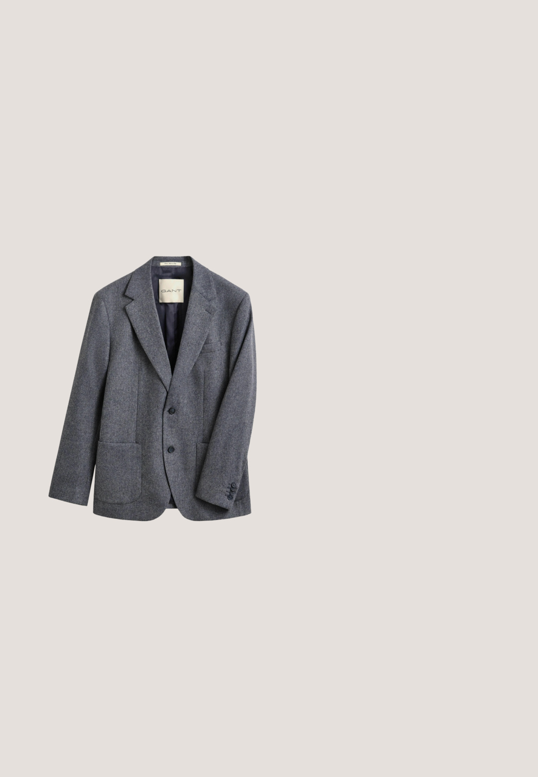 Grauer Herrenblazer mit zwei Knöpfen, Stegkragen, aufgesetzten Taschen vorne und jeweils vier Knöpfen am Ärmel, mit GANT-Label innen am Kragen.; Grauer V-Ausschnitt Pullover mit langen Ärmeln, gerippten Bündchen und Saum, mit kleinem gesticktem Logo auf der linken Brust.; Weißes Hemd mit langen Ärmeln und Knopfleiste aus glattem Stoff, mit klassischem Kragen, acht Knöpfen auf der Vorderseite und normalen Manschetten.; Strukturierter schwarzer Stoff mit einer weichen, leicht glänzenden Oberfläche, die ein dezentes Webmuster und einen geschmeidigen Fall aufweist.; Schwarze Leder-Brogue-Dressschuhe mit dekorativen Perforationen, Schnürverschluss und niedrigem gestapeltem Absatz auf einem hellgrauen Hintergrund.; Braune Ledermessenger-Tasche mit flachem Deckel, doppelten Schnallen und abnehmbarem Trageriemen, mit glatter Oberfläche und robusten Hardware-Details.