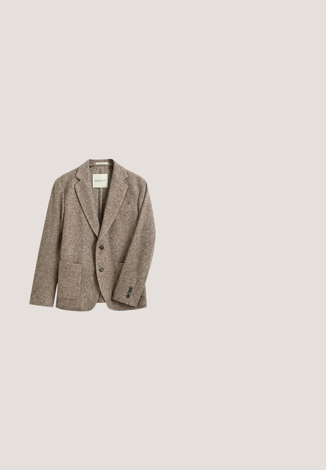 Bruine gestructureerde wollen blazer met inkeping rever, twee voorzakken met opgestikte zakken, twee zwarte knopen aan de voorkant en manchetten, en GANT-label aan de binnenkant van de kraag.; Witte kabelgebreide trui met een ronde hals, gestructureerd patroon en geribbelde manchetten en zoom, gemaakt van een zacht garenmateriaal.; Witte lange mouwen overhemd met knopen, gemaakt van katoen, met een zak op de linkerkant van de borst, een afgeronde zoom en met knopen sluitende manchet.; Grijze, gestructureerde broek met een getailleerde pasvorm, plooien aan de voorkant, zijzakken en een knoopsluiting bij de taille.; Donkerbruine leren loafers met een ronde neus, verhoogde stiksels en een lichte hak. Gladde textuur en klassiek ontwerp.; Bruine leren schoudertas met een vlakke bovenkant, dubbele gespen en een afneembare band, met een gladde textuur en robuuste hardwareaccenten.