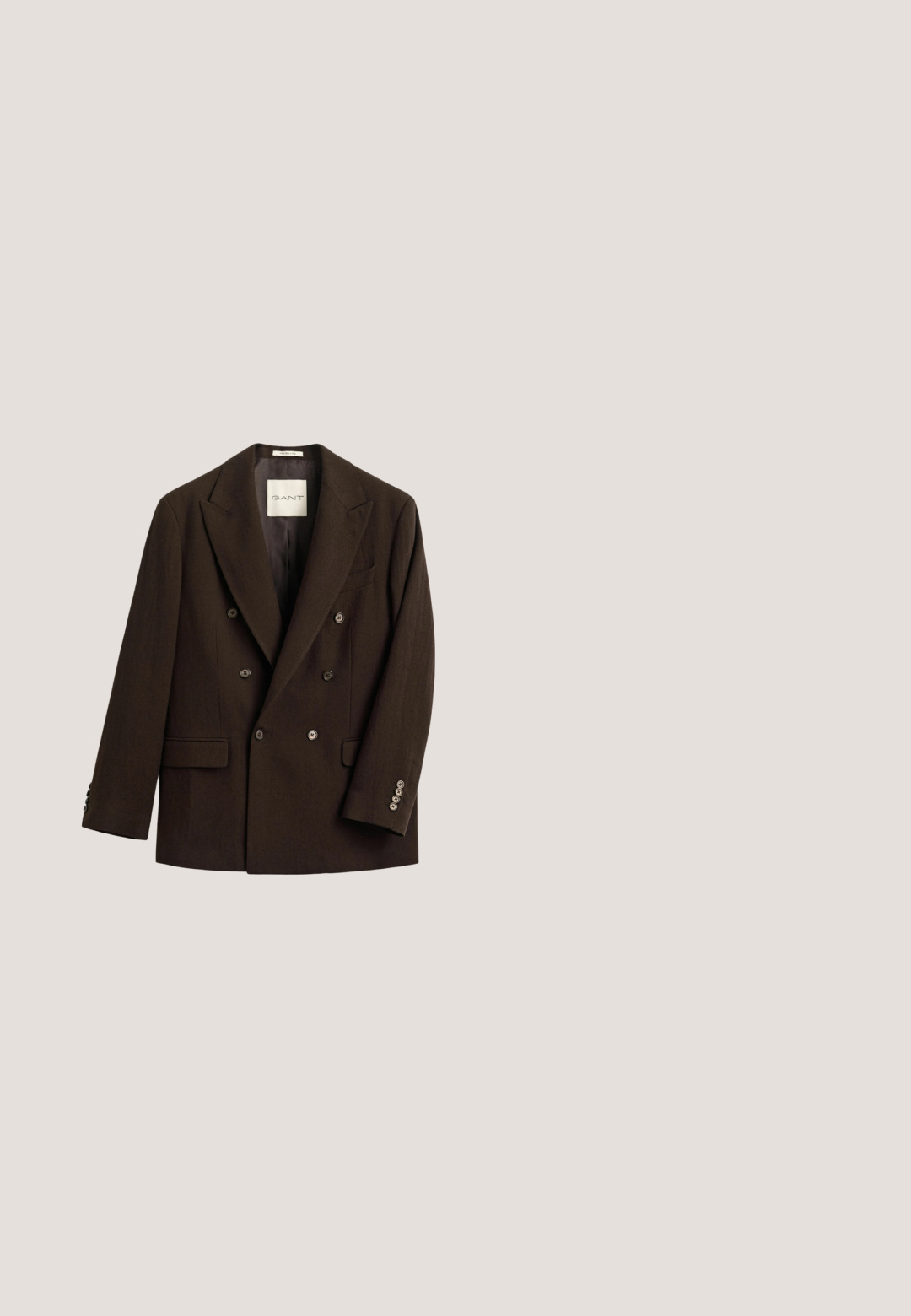 Dunkelbrauner, zweireihiger Blazer mit breiten Revers, sechs Knöpfen vorne, zwei Pattentaschen und vier Knöpfen an jedem Ärmel.; Dunkelbraune gerippte Strickjacke mit Schalkragen, vier schwarzen Knöpfen und zwei Fronttaschen, auf einfarbigem Hintergrund abgebildet.; Langärmliges, knöpfbares Hemd mit einem hellcremefarbenen und sandfarbenen vertikalen Streifenmuster. Hergestellt aus strukturiertem Stoff, mit einem klassischen Kragen und Brusttasche.; Olivegrüne Cordhosen mit geradem Schnitt, vertikalen Rillen, Fronttaschen und Knopfverschluss. Maßgeschneiderte Beinöffnungen.; Brauner Lederschuh mit runder Zehenform, genähten Details und einer schwarzen Gummisohle mit strukturiertem Muster. Schlichtes Design.; Braune Leder-Umhängetasche mit Klappenverschluss, verstellbarem Stoffriemen, sichtbaren Nähdetails und eingeprägtem Logo auf der Vorderseite.