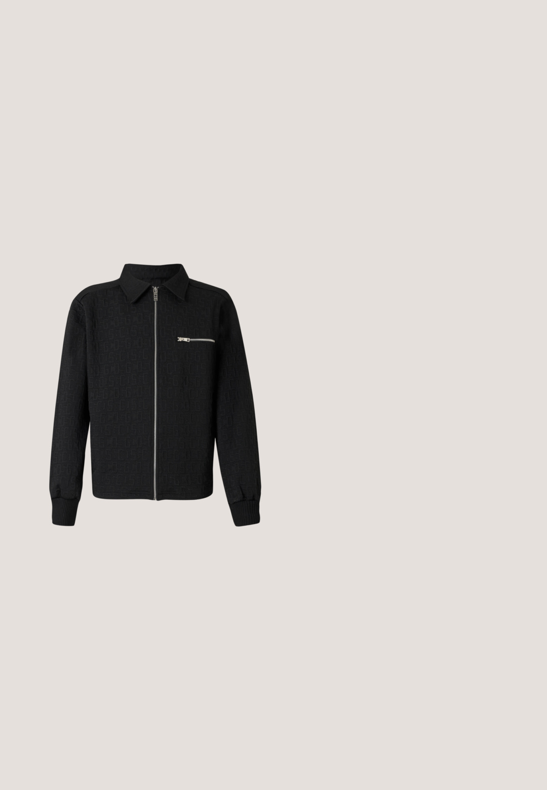 Sort zip-up jakke med et struktureret logo-mønster, krave og sidelomme med lynlås. Har ribbede ærmer og kant.; Sort bomulds T-shirt med en firkantet lomme og rød broderet "MARNI" tekst. Rund halsudskæring og korte ærmer, klassisk pasform.; Sorte shorts lavet af glat stof med et skræddersyet design, der har en flad front og to sidelommer samt en almindelig talje.; Sort læder ankelstøvle med en glat overflade, rund tå og et guldfarvet hvalmotiv på hælen. Minimalistisk design.; Sorte, rektangulære Gucci-solbriller med tykke stel og mørke brilleglas, vist mod en hvid baggrund.; Sorte nylon toilettaske med en struktureret overflade, lynlås lukning, sidehåndtag og et forhøjet logo, der tydeligt er vist på forsiden.
