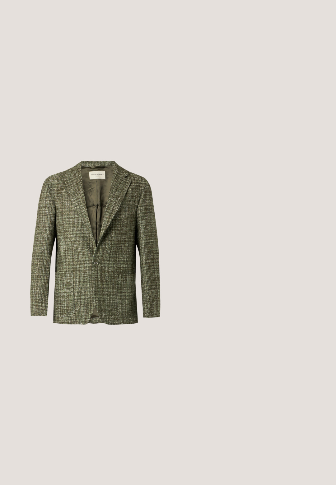 Blazer homme à simple boutonnage, motif à carreaux verts et marron, avec revers crantés et poches plaquées devant sur fond uni.; Chemise à manches longues vert olive boutonnée, avec col et poche poitrine, présentée de face sur un fond gris clair uni.; Pantalon beige coupe slim avec passants de ceinture et pli frontal, présenté à plat sur un fond uni.; Chaussure penny loafer en cuir brun foncé avec un petit talon noir et un grain texturé visible, présentée de profil sur un fond neutre.; Sac bandoulière en cuir marron foncé texturé avec une sangle réglable et un petit accent décoratif bleu sur le côté.; Ceinture en cuir marron avec une boucle rectangulaire en argent, texture lisse et doublure intérieure plus claire contrastante. Design simple et classique.