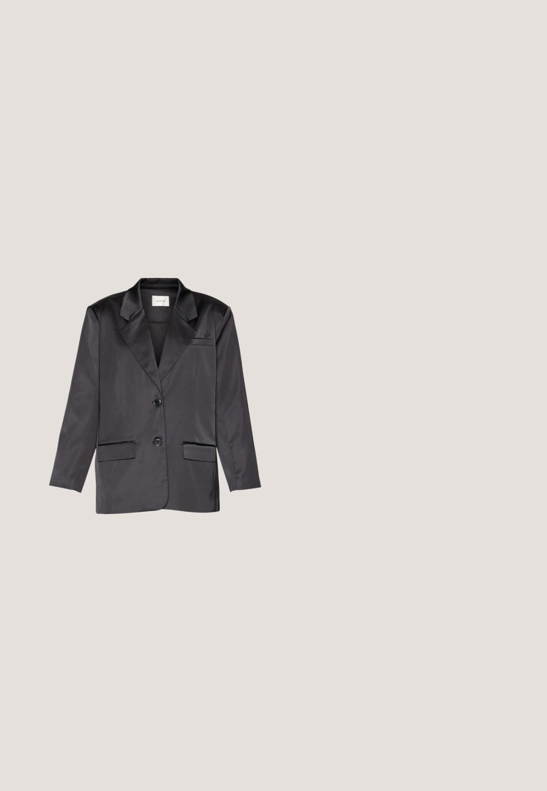 Blazer en satin noir avec col cranté, deux poches plaquées à l'avant et fermeture à un bouton. Texture lisse avec un design ajusté.; Haut sans manches noir à col montant, avec une coupe ajustée et un tissu extensible, présentant une texture subtile et des bords ourlés.; Jeans en denim noir taille haute avec une coupe droite, présentant un délavage subtil, cinq poches et une fermeture à bouton et glissière classique.; Paire de bottines en cuir noir avec bouts pointus, talons compensés et fermetures éclair latérales sur un fond clair uni.; Sac à main en fausse fourrure noire avec une texture douce, une forme arrondie et une bandoulière en cuir noir robuste. Accent en métal argenté visible.; Boucles d'oreilles en métal argenté au design ondulé, composées de deux éléments allongés liés. Texture lisse et finition polie. Fermeture par tige.