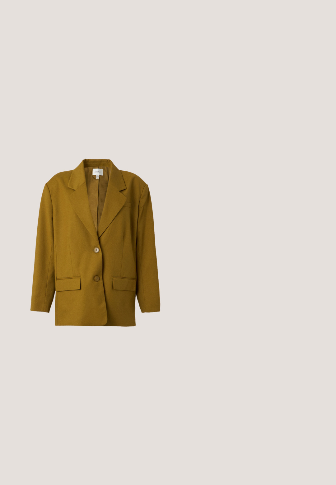 Blazer jaune moutarde cintré avec revers crantés, deux boutons devant et poches à rabat de chaque côté.; Haut marron rouille sans manches avec larges épaulettes et encolure ronde, fabriqué en tissu doux, présenté sur un fond uni.; Pantalon marron taille haute à jambes larges avec pattes latérales boutonnées et poches latérales, présenté sur un fond clair uni.; Mule en cuir marron à bout pointu, talon mi-haut fin et une fine bride sur le cou-de-pied avec une petite boucle dorée.; Sac à main marron foncé avec motif serpent noir et une bandoulière noire unique, forme en croissant avec une finition dorée.; Une paire de boucles d'oreilles en forme de goutte d'eau, brillantes et marron, avec de subtils motifs plus foncés, sur un fond blanc.