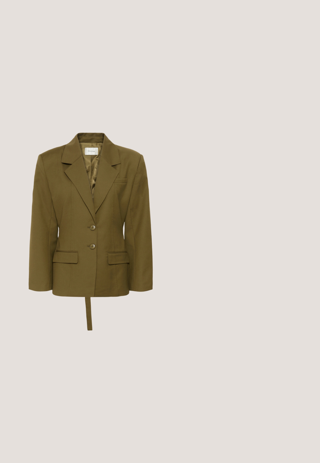 Olivengrøn skræddersyet blazer med brede revers, to forreste knapper, klaplommer og en hængende stofrem nederst i midten.; Kortærmet, olivengrøn sweater lavet af blødt stof, med rund halsudskæring samt ribstrikkede manchetter og kant for et rent finish.; Oliven grøn, høj talje bukser med plisseringer, lige ben design, to forlommer og knaplukninger til fastgørelse.; Brun slingback højhælet sko med hvide polkaprikker og en lille sløjfe på den spidse tå, vist i sideprofil.; Skildpaddebriller med ovale linser, der har en glat overflade, slanke stænger og subtile mønstre, der minder om tigerstriber.; Brun læder skuldertaske med en glat tekstur, der har et beslag i guldton og synlig detaljering langs kanterne.