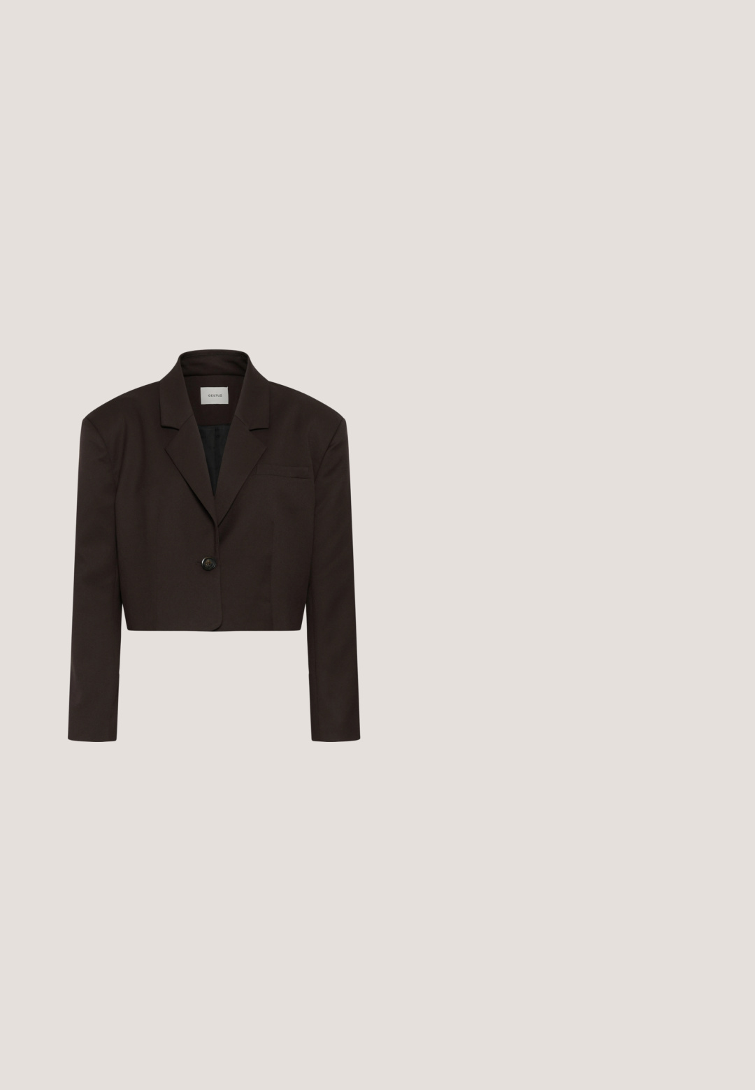 Veste courte marron foncé à manches longues, fermeture à un bouton, revers à crans et poche poitrine.; Haut en maille marron foncé sans manches avec col montant et détail long d'écharpe fixé d'un côté, design uni avec bords côtelés.; Pantalon à jambes larges en tissu soyeux présentant un motif zèbre marron et noir. La taille est élastique pour plus de confort et de facilité à porter.; Chaussure à talon haut slingback avec bout pointu et motif léopard, avec une bride ajustable à boucle et un talon noir effilé.; Sac cabas en cuir marron avec une texture tissée, deux longues poignées, forme rectangulaire et design minimaliste. Pas de détails en métal visibles.; Bracelet en or avec une texture martelée, bords lisses et un design ouvert. Fabriqué en métal, avec une finition polie.