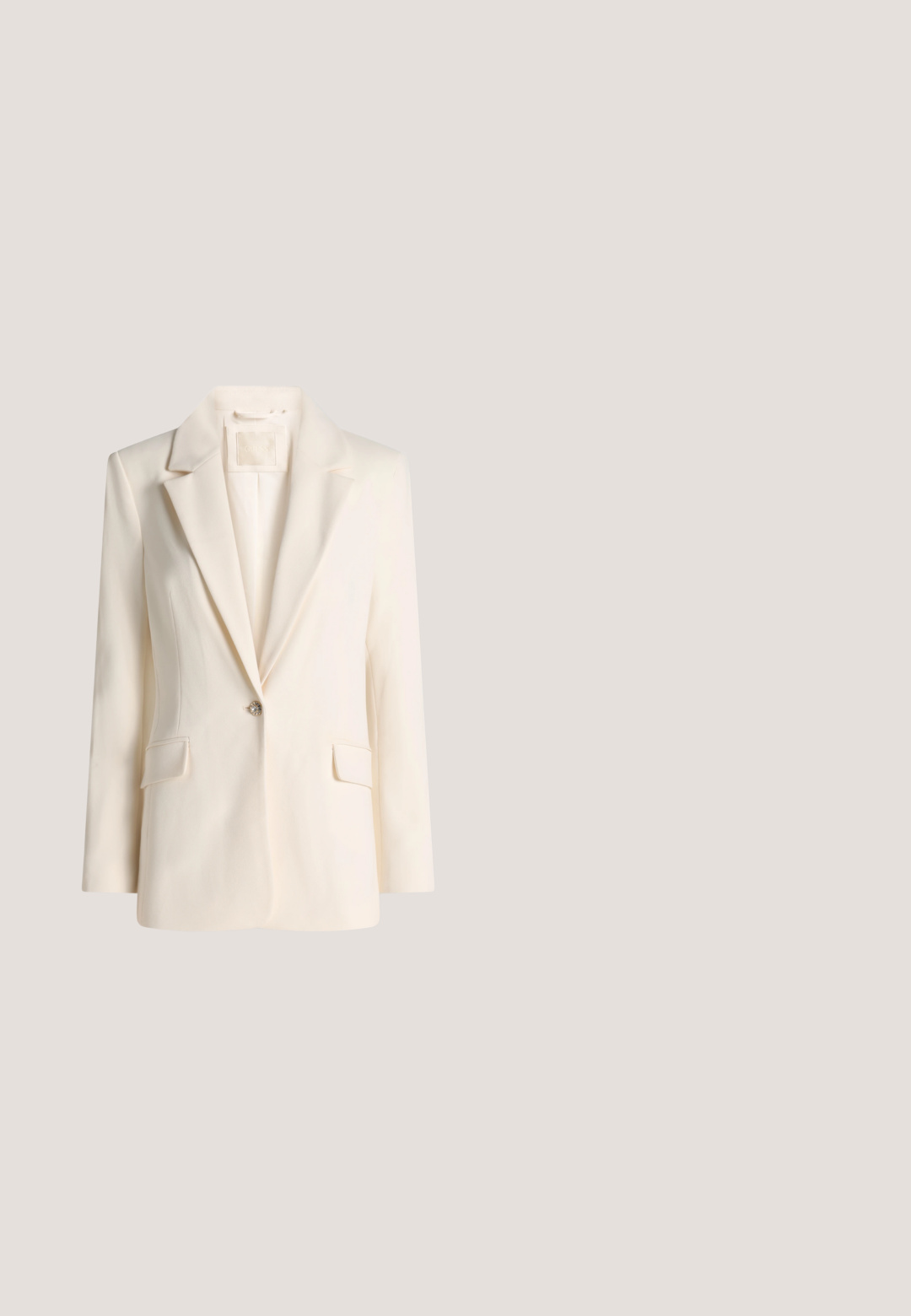 Crème-kleurige enkelknopsblazer met inkepingkraag en klepzakken, getoond op een effen lichte achtergrond.; Witte cropped sweater met een geribbelde textuur, grote kraag en drie decoratieve knopen bij de halslijn. Lange mouwen met geribbelde boorden.; Beige high-waist A-lijn leren rok met zichtbare naden over het midden en vlak bij de tailleband.; Zwarte leren pump met een lage blokhak, goudkleurige ronde studs en een klein zwart strikje op de neus, van de zijkant gezien.; Gouden oorbellen in de vorm van een oneindigheidsteken met aan elk uiteinde drie kleine heldere kristallen, voorzien van een gladde metalen textuur en een gepolijste afwerking.; Crème kleurige, doorgestikte leren clutch met gouden driehoekig logoplaatje en gouden kettingriem op een effen witte achtergrond.