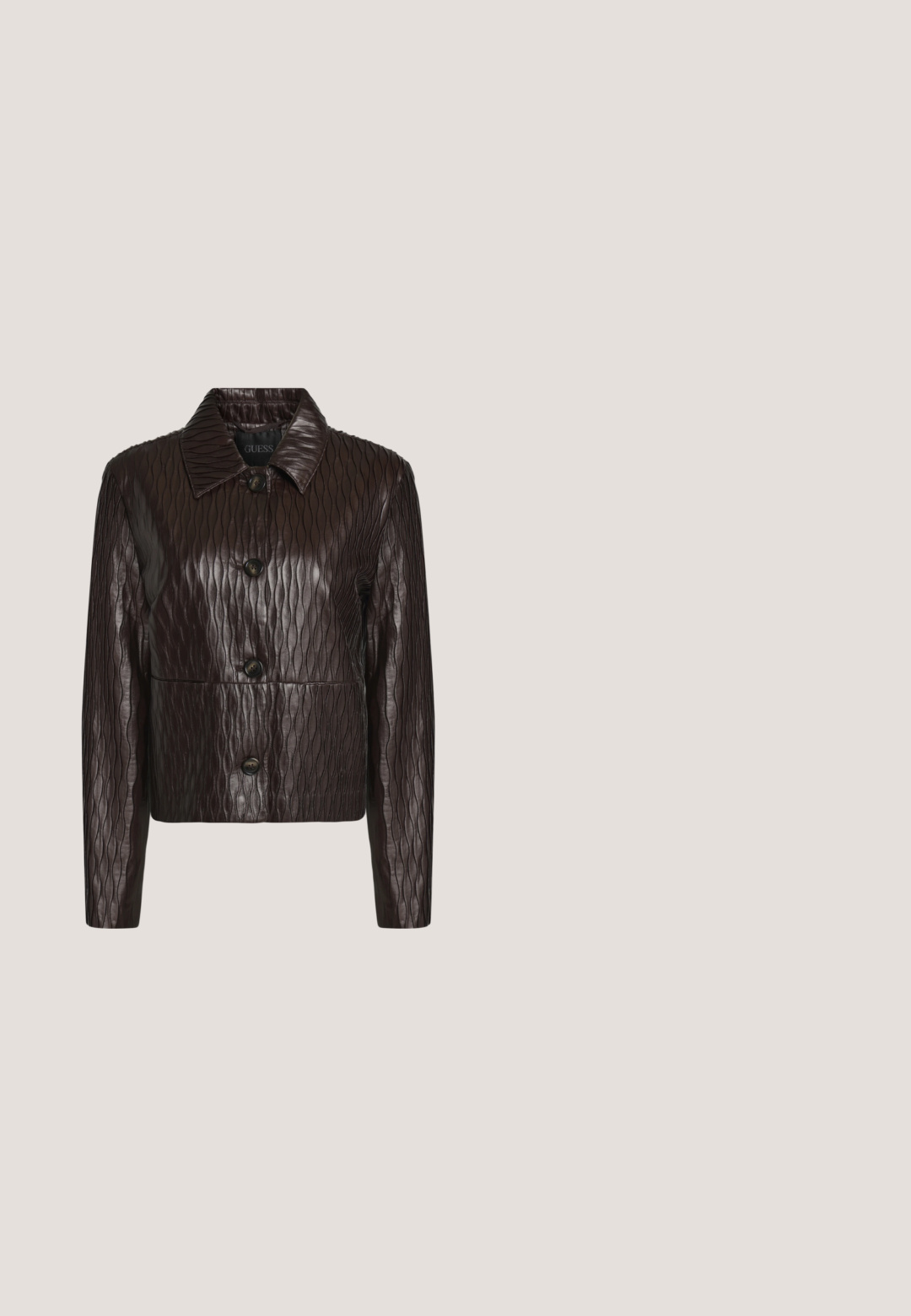 Chaqueta de cuero marrón oscuro con patrón de ondas texturizadas, mangas largas, cierre con botones en la parte delantera y cuello puntiagudo.; Polo de punto marrón texturizado de manga corta, con tapeta abotonada, ribetes negros en el cuello y los puños de las mangas, mostrado sobre un fondo liso.; Pantalones de campana marrones en un tejido suave y parecido al ante. Presentan cuatro bolsillos, un cierre de botón y una superficie lisa y texturizada.; Zapato de tacón bajo de cuero marrón oscuro con punta afilada sobre fondo blanco.; Bolso de mano de cuero marrón oscuro con asas dobles, acompañado de un estuche rectangular a juego con una correa para la muñeca.; Collar de cadena de oro con placas de oro texturizadas irregulares y tres acentos en forma de estrella de esmalte rojo intenso.