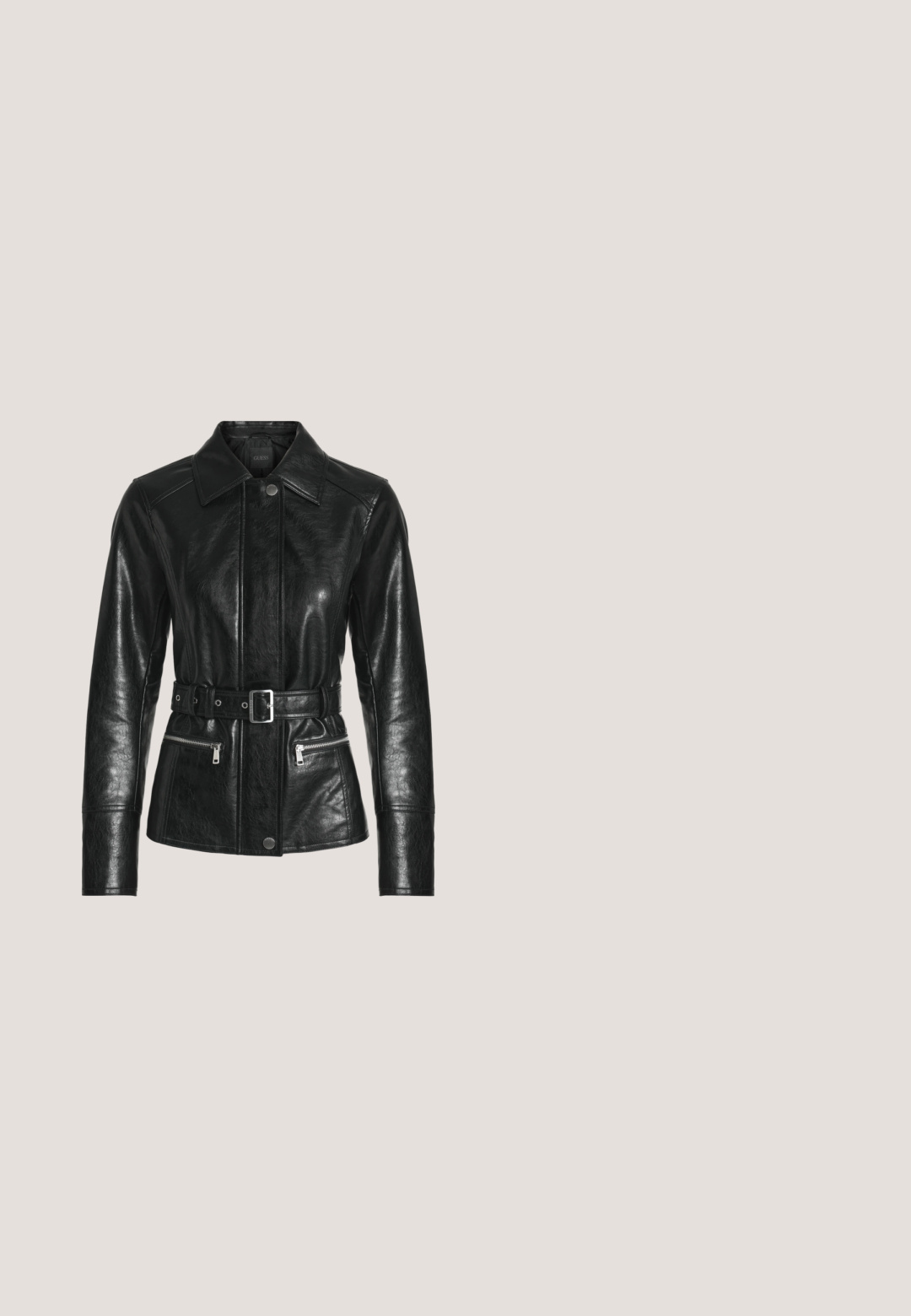 Veste en cuir noire avec ceinture à la taille, poches zippées argentées et fermeture à boutons, présentée sur un fond clair uni.; T-shirt en coton noir avec un design de triangle en strass portant le texte "GUESS" et "U.S.A.", col rond et manches courtes.; Mini-jupe noire avec des motifs de cœurs en relief et un motif de texte en écriture cursive sur tout le tissu.; Chaussure noire à talon kitten à bout pointu avec un emblème doré sur l’orteil, présentée en suspension dans l’air devant une surface réfléchissante et une étagère métallique.; Sac à bandoulière en cuir noir texturé avec fermeture éclair dorée, sangle réglable et logo doré "GUESS" au centre devant.; Boucles d'oreilles clous rondes en argent avec une lettre G au centre, entourée de deux rangées de petits cristaux clairs.
