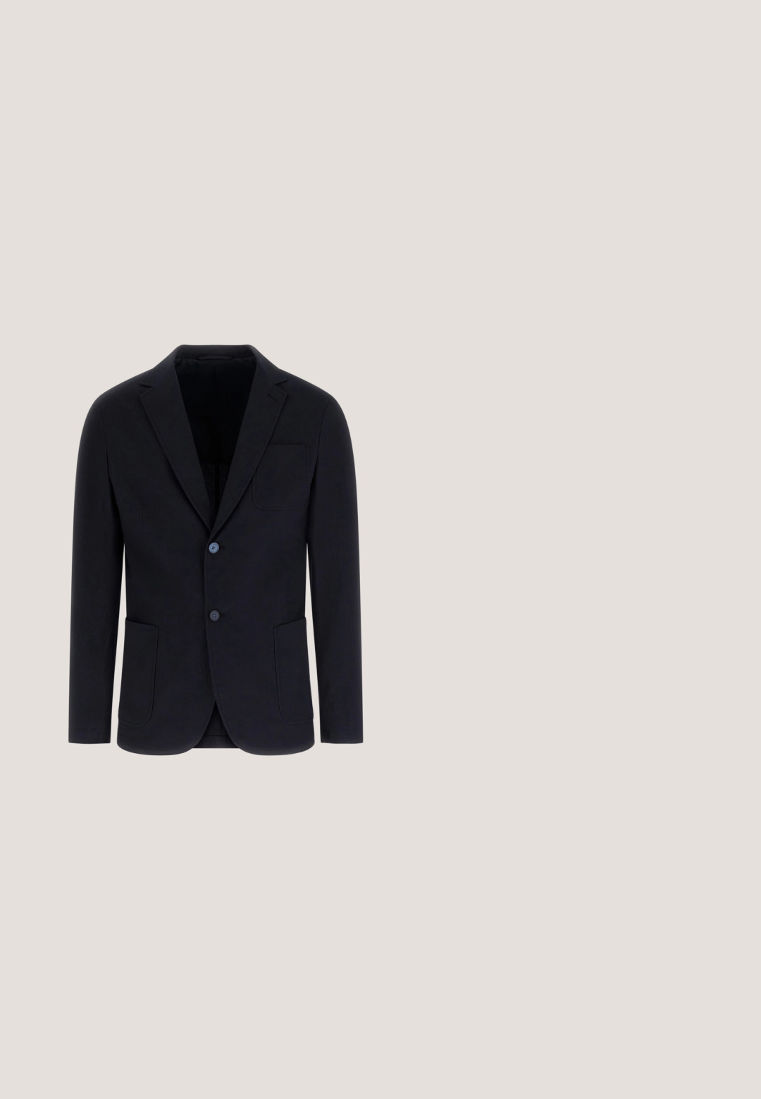Blazer negro de hombre con solapas con muesca, dos botones frontales, tres bolsillos y mangas largas, exhibido sobre un fondo blanco.; Chaleco de punto sin mangas en azul claro con escote en V, que presenta un diseño gráfico en rosa con la palabra "another" y un motivo de velocidad. Ribete acanalado.; Pantalones azul marino hechos de tela texturizada, con dos pinzas delanteras, trabillas para cinturón y un solo botón metálico en la pretina.; Zapato de vestir de cuero negro con un acabado suave, diseño de cordones y suela de goma resistente. Presenta detalles de costura sutil.; Pañuelo de bolsillo azul marino con un patrón de diamantes en azul más claro y rojo, y un logotipo de "Hackett London" en la esquina inferior derecha.; Cinturón de cuero negro con un acabado texturizado. Cuenta con una hebilla metálica de tono dorado y detalles de costura a lo largo de los bordes. Ajustable.