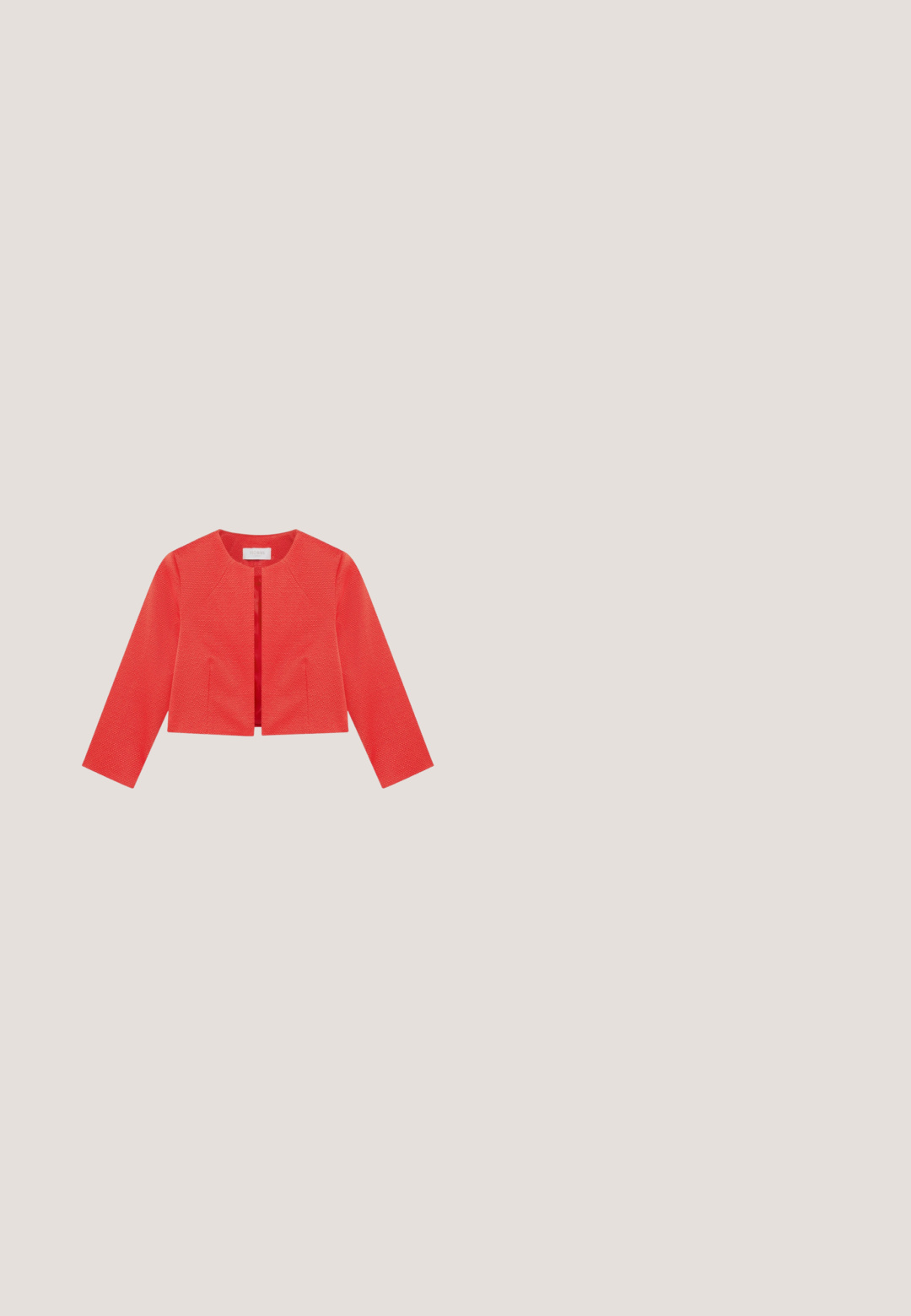 Veste courte texturée corail avec manches longues et devant ouvert, dotée d'un col rond et d'une coupe structurée.; Robe midi à motifs en rose pastel avec des manches courtes volantées, des designs en forme de diamant orange et bleu, et un ourlet évasé avec volants.; Chaussure à talon haut en satin rouge avec un bout pointu et un grand nœud décoratif sur le talon, présentant un design découpé et un talon aiguille.; Lunettes de soleil ovales rouges avec verres noirs et un emblème de lion doré sur la branche, présentées sur un fond clair neutre.; Sac à main rouge avec un grand nœud en satin fluide à l'avant et une poignée recouverte de perles, posé sur un fond blanc.; Boucles d'oreilles florales en ton or avec des pétales rouges, des feuilles vertes, et des accents de pierres précieuses jaunes et roses, conçues en forme de fleurs épanouies.