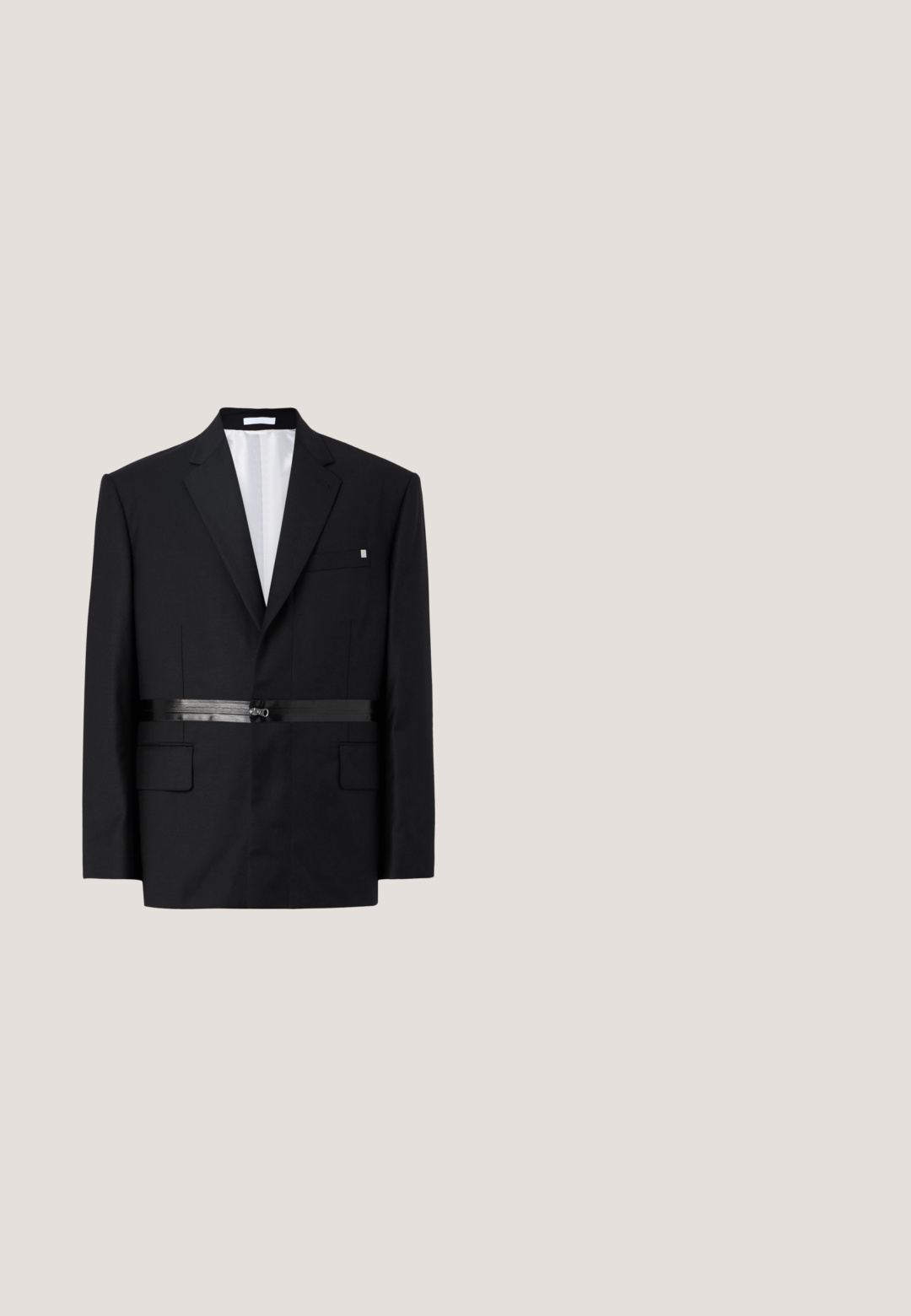 Zwart op maat gemaakte blazer met een slim fit, gestructureerde schouders, satijnen riemdetail en twee voorkeuken. Gevoerd interieur in het wit.; Rode, kortpols trui met een V-hals. Zachte textuur met een verloop van donker naar lichtrood. Minimalistisch ontwerp, geen zichtbare bevestigingsmiddelen.; Zwarte langemouwen knoop-shirt met een klassieke kraag. Gemaakt van gladde stof, met knopen aan de voorkant en ronde manchetten.; Zwarte, hoog getailleerde, op maat gemaakte broek met riemlussen, voorplooien, knoopsluiting en rechte, wijde pijpen op een lichte achtergrond.; Zwarte leren sneakers met glanzende accenten, gestructureerde veters en een ritsdetail; gecombineerd met donkere, loszittende broek op een grijze vloer.; Zwarte leren riem met een gladde textuur, een zilveren metalen gesp en enkele stiksel details langs de randen.