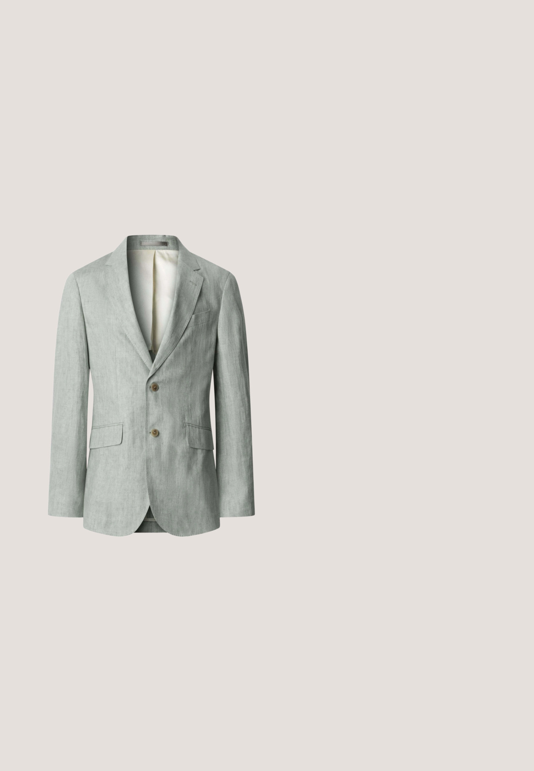 Blazer de lino para hombre en gris claro con dos botones, solapa con muesca, bolsillos con solapa y un bolsillo de ojal en el pecho, mostrado de frente sobre un fondo blanco.; Camisa de manga corta de color gris claro con patrones florales bordados, cuello tipo camp y cierre frontal con botones grises.; Pantalones drawstring de color beige claro con un ajuste relajado, confeccionados en una tela texturizada. Cuenta con bolsillos y un diseño de pierna cónica.; Mocasines de ante marrón con una forma redondeada, que presentan un detalle de herrajes plateados en la correa y una suela de goma beige.; Paño cuadrado de tela gris oscuro con una pequeña etiqueta blanca en una esquina, sobre un fondo claro liso.; Cinturón de cuero trenzado gris con hebilla de metal plateado, enrollado con el extremo metido, mostrado sobre un fondo blanco.