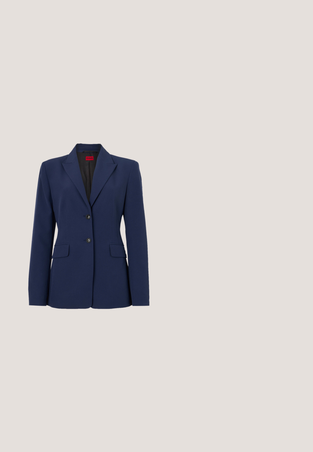 Blazer bleu marine en tissu lisse, avec un col cranté, deux poches avant et une fermeture à deux boutons avec des boutons noirs.; T-shirt noir à manches courtes en coton. Il présente un col rond et un petit logo embossé à l'avant. Texture lisse.; Shorts noirs à coupe décontractée, avec une taille élastique et un logo "HUGO" bleu sur la cuisse gauche ; fabriqués à partir d'un matériau doux et respirant.; Chaussure à talon haut à bout pointu et bride arrière suspendue en l'air au-dessus d'un sol brillant avec des classeurs empilés en arrière-plan.; Sac d'épaule en cuir noir de forme triangulaire, avec un logo embossé et une seule bandoulière réglable. Design minimaliste avec une texture lisse.; LIU JO TENNIS BRACELET ESSENTIAL - Bracelet - silver-coloured