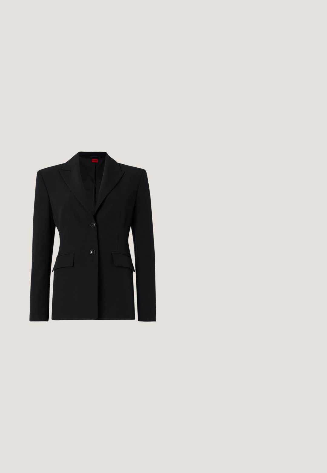 Blazer noir en tissu lisse, avec un col cranté, deux boutons et deux poches avant. Design ajusté et cintré.; Blouse à manches longues en soie écrue. Dotée d'un col rond, de douces plis aux épaules et de poignets boutonnés. Texture lisse et design minimaliste.; Pantalon noir en tissu lisse avec taille haute, jambes larges, plis à l'avant et passants de ceinture classiques. Pas de poches latérales visibles.; Escarpin en cuir noir avec un bout pointu et un petit talon bas, présenté en profil latéral sur un fond clair uni.; Sac fourre-tout en cuir noir avec de longues bandoulières et un petit logo doré "BOSS" sur le devant, présenté sur un fond clair uni.; Ceinture en cuir noir avec boucle arrondie argentée et petit logo "BOSS" sur la boucle de ceinture, enroulée sur un fond clair uni.