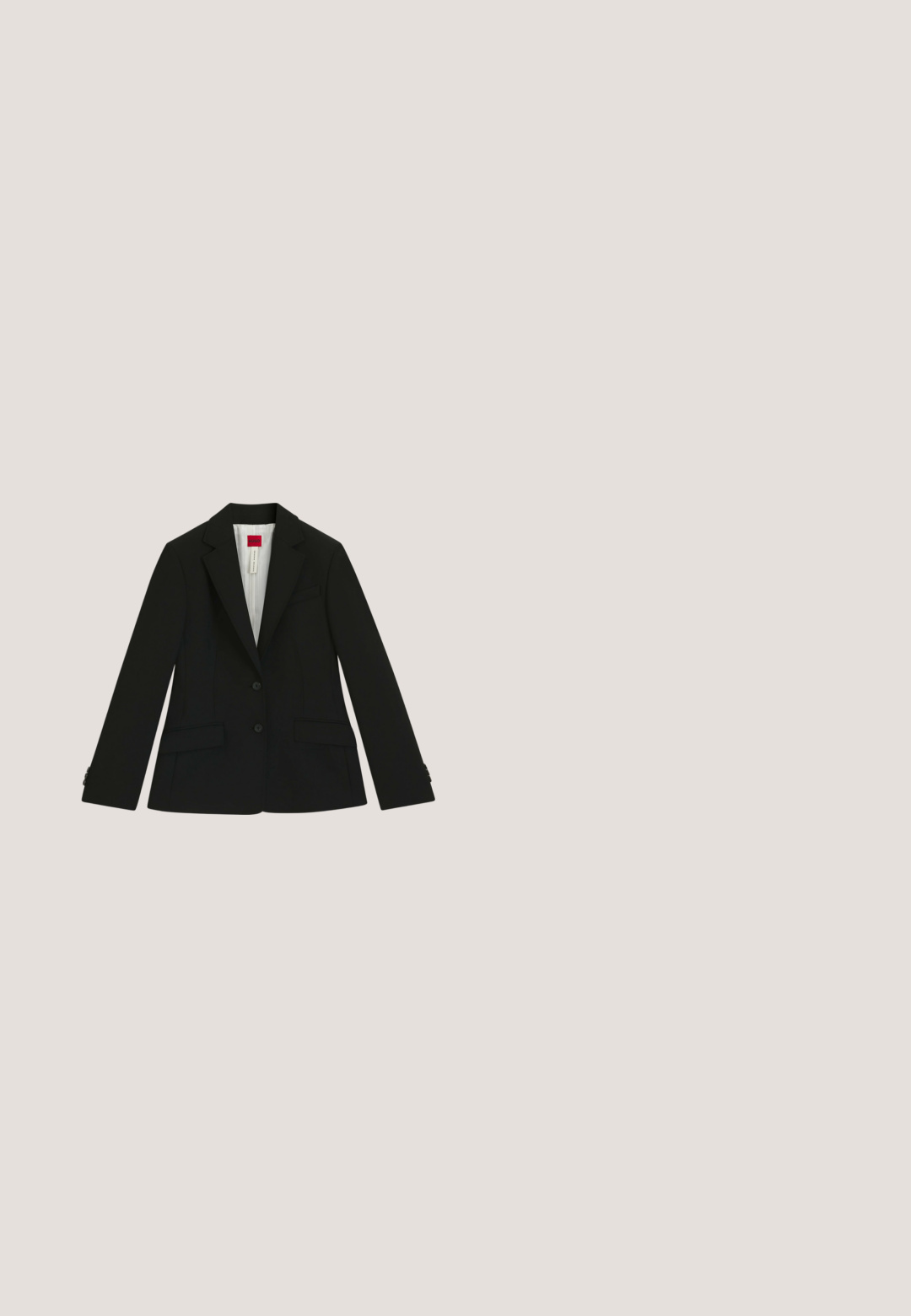 Zwart op maat gemaakte blazer met een notched revers, twee voorzakken en twee knopen. Soepele stof met een gestructureerd ontwerp en een gevoerde binnenkant.; Zwarte satijnen blouse met een puntkraag, lange mouwen, een knoopsluiting aan de voorkant en een getailleerd ontwerp. Gladde textuur met naaddetails.; Zwarte tapered broek met een gladde textuur, voorzien van twee voorste ritszakken en voorplooien voor een gestructureerd ontwerp.; Zwarte leren instap loafer met gevlochten detail bovenop en een bruine binnenvoering, lage hak en gepolijste afwerking.; Zwarte leren crossbody-tas met een gestructureerde afwerking, gouden hardware en een flap met golfpatroon. Inclusief een afneembare schouderriem.; Gouden ketting met een fijne schakels en een druppelvormige hanger. De hanger heeft een gladde, matte afwerking en hangt centraal aan de ketting.
