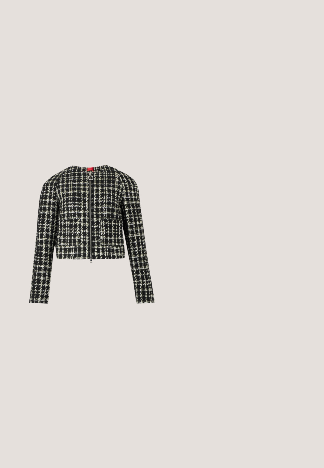 Zwart-wit geruit cropped jasje met lange mouwen en een rits aan de voorkant met een ronde trekker.; Zwart mouwloos jurkje met V-hals, aansluitend lijfje en zwierige rok. Gemaakt van soepele stof met een strak ontwerp en een rits aan de achterkant.; Zwarte hoge hakken met een puntige neus, dunne enkelband met gouden hardware, en een zachte textuurafwerking.; Zwarte rechthoekige zonnebril met donkere lenzen. Glitzy zwarte accenten op de veren. Eenvoudig ontwerp, lichtgewicht kunststof montuur.; Crème-kleurige handtas met een zwarte hengsel, zilveren kettingdetail en een prominent logo aan de voorkant. Glad oppervlak en ritssluiting.; Gouden oorringen met een getextureerde band versierd met strassstenen en een opvallend prong-set ontwerp. Gladde afwerking, glanzend oppervlak.