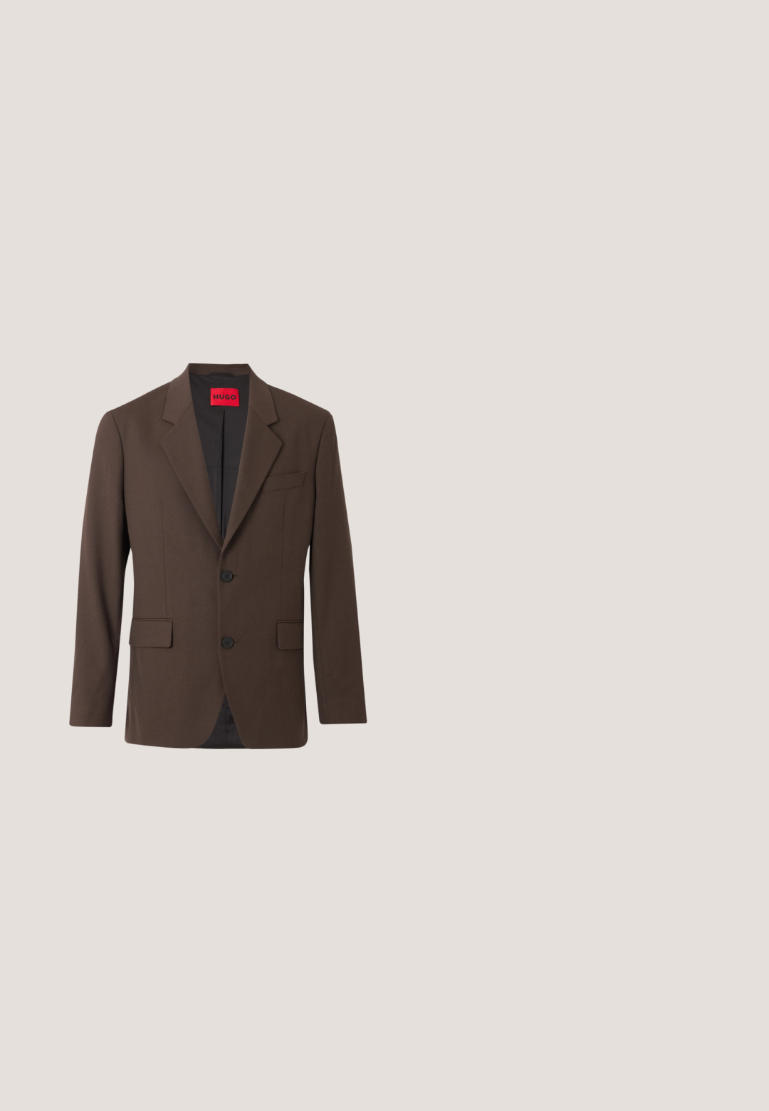 Dunkelbrauner Herrenblazer mit zwei Knöpfen, Kerbkragen, vorderen Pattentaschen und einem roten Hugo Markenlabel innen im Kragen.; Weißes langärmeliges Hemd mit Knöpfen, spitzem Kragen und geknöpften Manschetten, flach auf einem hellgrauen Hintergrund ausgelegt.; Beige Hosen mit flachem Frontdesign, Knopfverschluss und geradem Bein. Hergestellt aus glattem Stoff mit minimal sichtbaren Nähten.; Stuart Weitzman BURT - Slipper - auburn; Braun gestreifte Krawatte mit dünnen diagonalen weißen Streifen, aus glattem Stoff gefertigt, mit einer spitzen Endform und einheitlicher Breite über die gesamte Länge.; Brauner Leder-Gürtel mit strukturiertem Finish, silberner Metallschnalle und einem kleinen Logo-Detail am Riemen. Misst ungefähr 3 cm in der Breite.