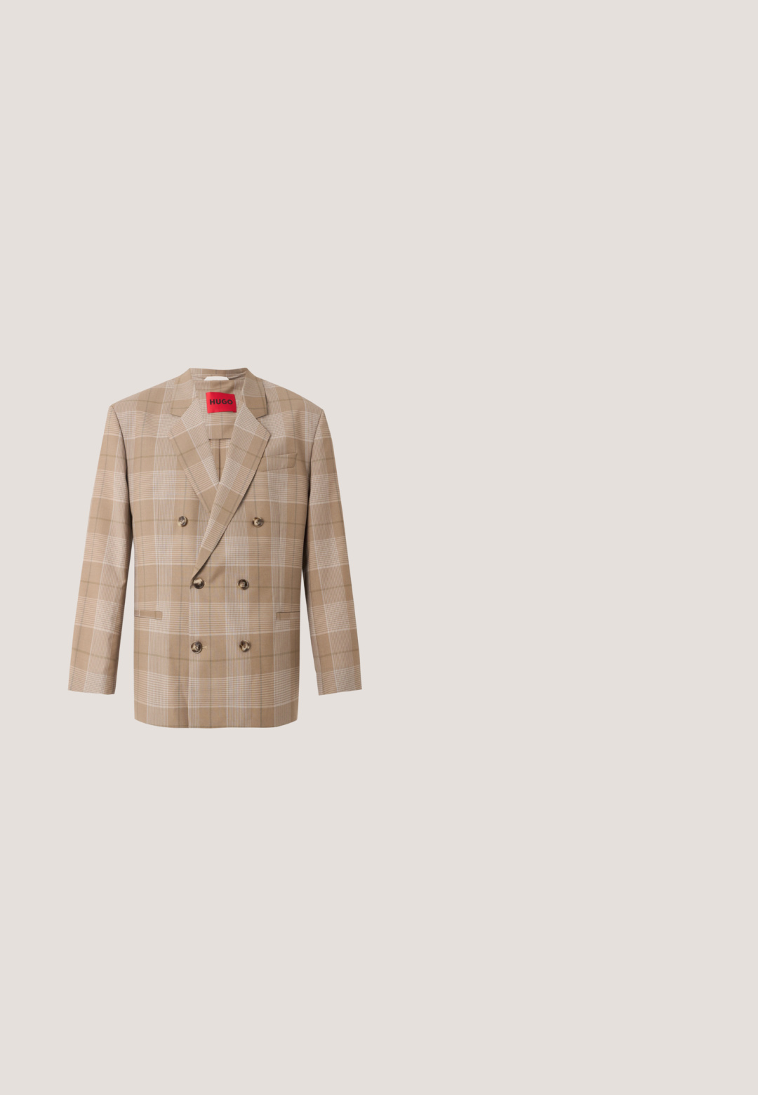 Beige dobbeltradet blazer med ternet mønster, seks brune knapper, notch revers og en rød "HUGO" label inde i kraven.; Kortærmet skjorte i sort med lodrette striber, der har en beige krave og frontknapper. Fremstillet af letvægtsstof med en glat tekstur.; Beige flagrende bukser lavet af et tekstureret stof, med lynlåslukning og sidelommer for funktionalitet. Skræddersyet design.; Sort poleret læder herresko med snøre og lav hæl, vist fra siden mod en ensfarvet neutral baggrund.; Mørkebrun slips med et diskret gentagende cirkulært mønster, lagt fladt på en lysgrå baggrund.; Mørkebrun læderbælte rullet sammen med sølv rektangulært spænde på hvid baggrund.