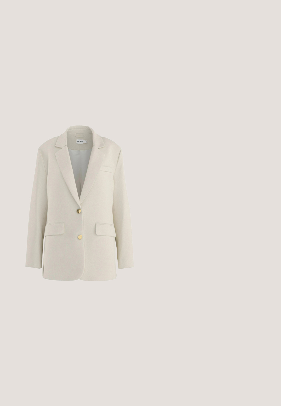 Licht beige damesblazer met ingesneden revers, twee voorflapzakken, twee gouden knopen en een borstzak met bies.; Lange, lichte jurk met een bloempatroon in teal en wit. Kenmerkt zich door een hoge halslijn, lange mouwen en een decoratieve gouden zoom.; Witte leren slingback-schoen met een puntige neus en een goud-geaccentueerde blokhak. Bevat een zijkant snede en een gestructureerd gouden hakontwerp.; Zonnebril met oversized, octagonale lenzen. Het montuur is donkerbruin met een heldere onderrand en gele armen, met een logo-accent aan één kant.; Beige Valentino-handtas met een gestructureerde klep, gouden logo, gevoerde handgreep met studs en verstelbare schouderriem met gouden gesp.; Furla FURLA 1927 - Armband - gold tone