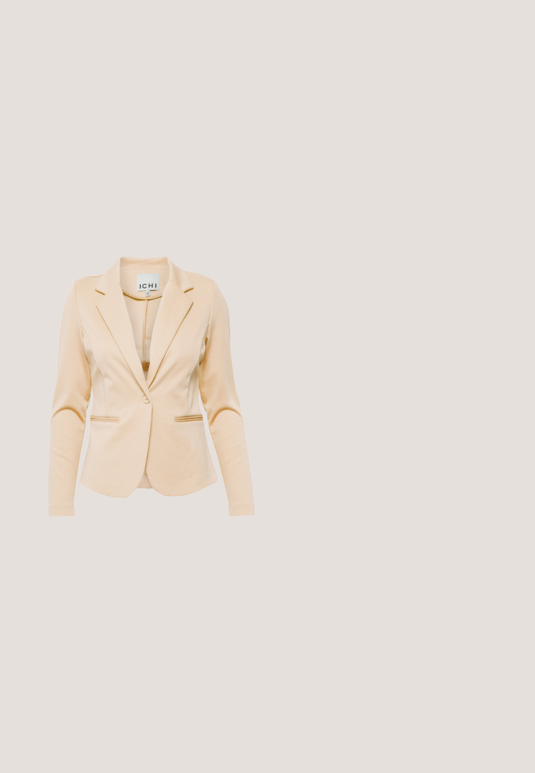 Blazer beige con un corte ajustado, solapas con muesca, mangas largas, dos bolsillos frontales y cierre de un botón. Textura de tela suave.; Vestido de encaje crema con mangas largas, escote redondo y silueta ajustada. Presenta un patrón floral y dobladillo a la altura de la rodilla.; Zapato de tacón alto marrón de ante con punta puntiaguda y tiras traseras, con dos finas correas que tienen hebillas doradas sobre el pie.; Pañuelo de seda blanca con un patrón de flores amarillas y hojas verdes, con rayas diagonales amarillas y blancas en ambos extremos.; Bolso de cuero color tostado con dos asas, bolsillo frontal con solapa y cierre dorado, y correa de hombro desmontable sobre un fondo liso.; Cinturón de cuero marrón con una hebilla rectangular dorada y lisa, exhibido plano sobre un fondo claro.