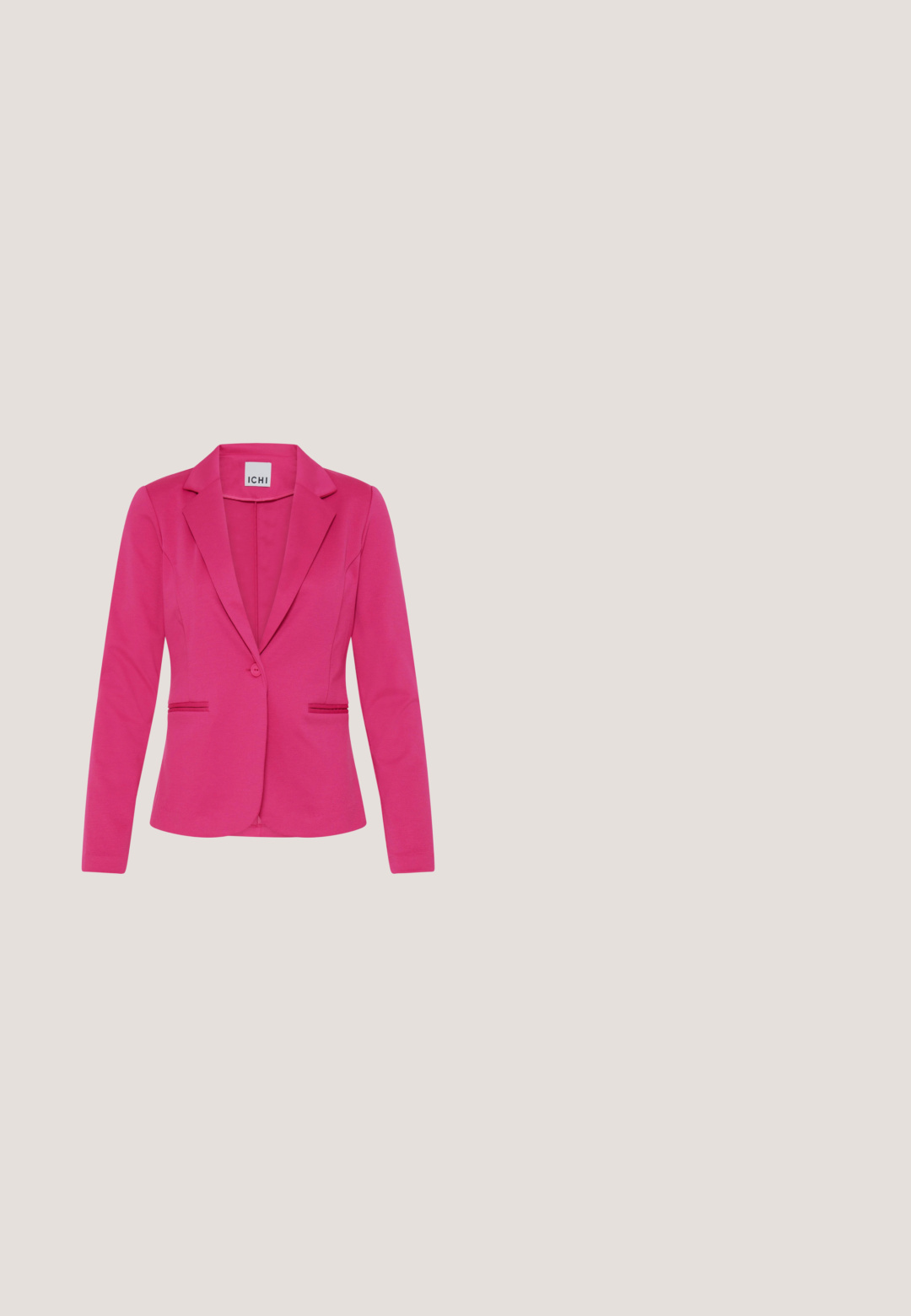 Blazer rosa intenso hecho a medida con cierre de un botón, solapas con muesca y dos bolsillos frontales estrechos.; Top de tirantes ajustado en color rosa, hecho de tela de canalé. Presenta un escote redondeado y tirantes anchos. Dobladillo recto en la cintura.; Pantalones de tela negra con patrón floral en blanco y rojo, con cintura elástica y cordón ajustable, y puños fruncidos. Material ligero.; Sandalia de tacón de satén rosa con puntera cuadrada, correa en el tobillo y tacón ancho y grueso. Textura suave y acabado brillante.; Bolso de mano de crochet en color fucsia con forma rectangular redondeada, con cuatro apliques decorativos de flores en la parte frontal.; Collar de cuentas con piedras redondas y facetadas en tonos de rosa y púrpura, intercaladas con pequeños acentos dorados y un broche de oro.