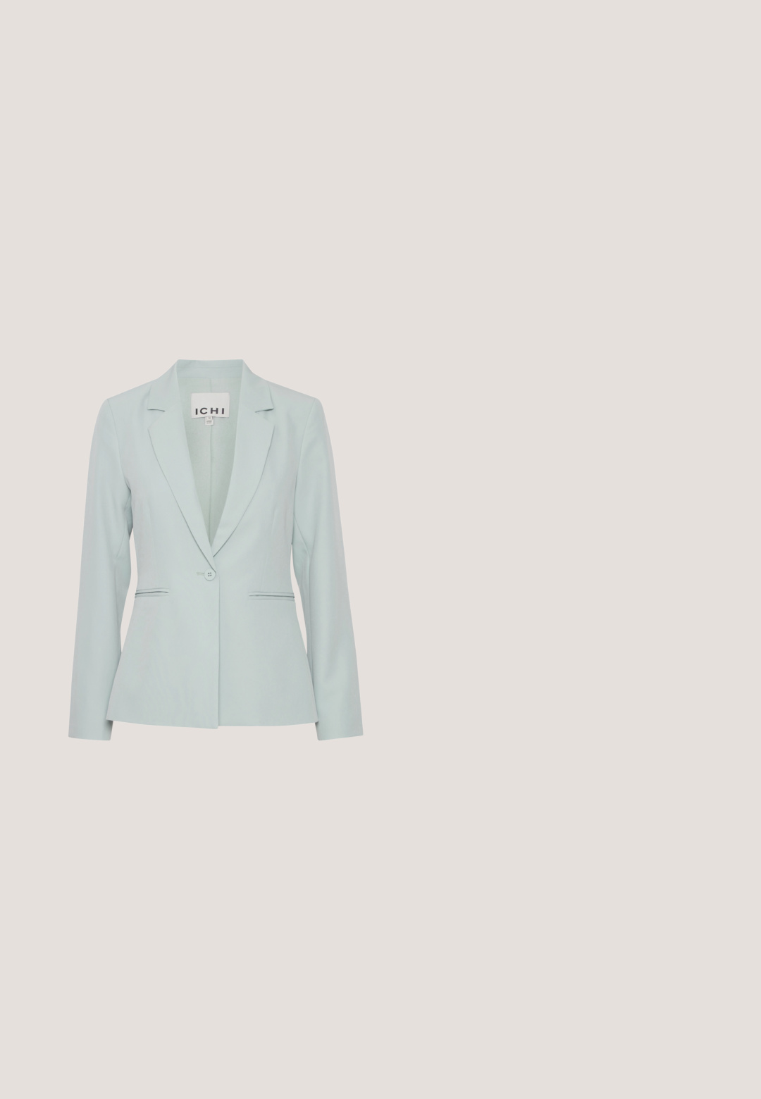Hellegrüner Blazer aus glattem Stoff, mit einem einzelnen Knopfverschluss, aufgesetzten Revers und zwei Vordertaschen.; Hellgrünes Polohemd mit kurzen Ärmeln aus strukturiertem Stoff, mit klassischem Kragen und dreiknöpfigem Verschluss.; Hellblaue, weit geschnittene Hosen mit glatter Textur, ausgestattet mit zwei Vorderfalten und dekorativen Knopfakzenten am Bund.; Leichter Sneaker mit grauem, mintgrünem und pinkem Farbschema. Obermaterial aus Wildleder und Textil, gepolsterter Kragen und Gummisohle mit Markenlogo-Detail.; Graue Leder-Umhängetasche mit beigem Riemen und silbernen Kettendetails, vorne mit zentralem beigen Riemen mit silberner Schnalle.; Türkiser Keramikkring mit glatter, abgerundeter Form und einem inneren Goldband. Besitzt eine glänzende Oberfläche und ein minimalistisches Design.
