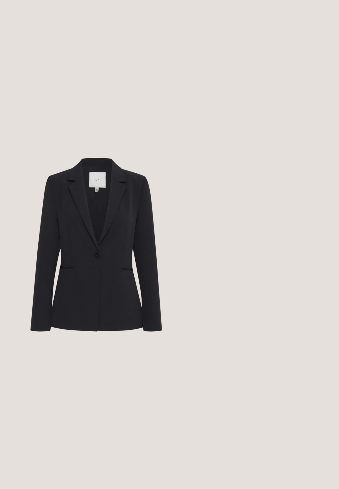 Blazer negro entallado para mujer con solapas tipo muesca, cierre de un solo botón y dos bolsillos delanteros con abertura, de la marca ICHI.; Kaffe KAKATRINE PRINTED - Top - black deep w. sandshell lines; Jeans anchos blancos hechos de denim de algodón. Presentan un cierre delantero con botón, cinco bolsillos y un dobladillo recto con sutiles detalles de costura.; Chancla de goma única de color marfil con tiras delgadas y plantilla texturizada vista de lado sobre fondo liso.; Bolso tote blanco hecho de material suave con detalles cosidos, dos asas y un sutil logo de la marca en la parte frontal.; Un par de pendientes de oro en forma ovalada, irregulares, brillantes y suaves, colocados sobre una superficie clara.