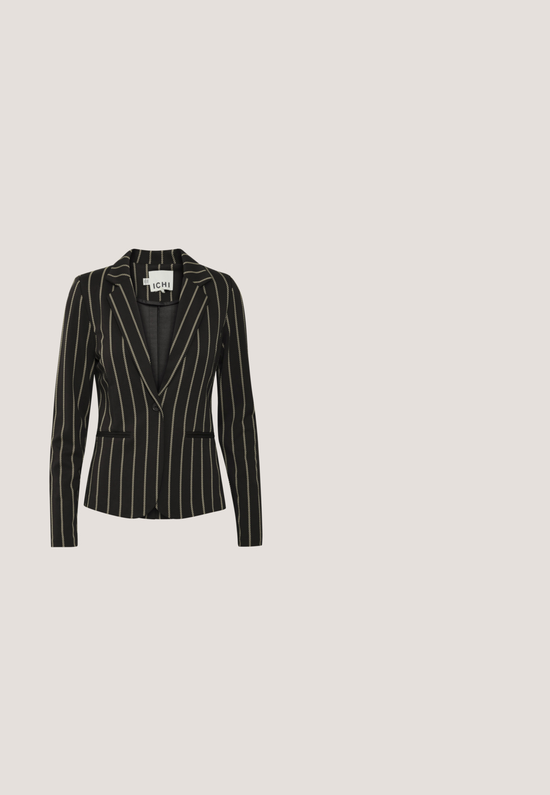 Sort blazer med cremefarvede lodrette striber, enkelt knaplukning, klapkrave og to frontlommer. Glat stof med skræddersyet pasform.; Hvid langærmet bluse med rund halsudskæring og smockede manchetter, præsenteret mod en ensfarvet hvid baggrund.; Hvid knælang blyantskørt lavet af blødt, elastisk stof. Har et tætsiddende design med et glat taljebånd og minimale sømme.; Sort sneaker med logo på siden, syet over murstens- og stenbelægning, mod en sløret baggrund med træ og væg.; Sort læderhåndtaske præget med blomsterlogos, GUESS-emblem i guldfarve, dobbelte håndtag, aftagelig skulderrem og hængende charm-detalje.; Guldarmbånd og matchende ørestikker med sommerfugledesign prydet med små klare krystaller på en hvid baggrund.