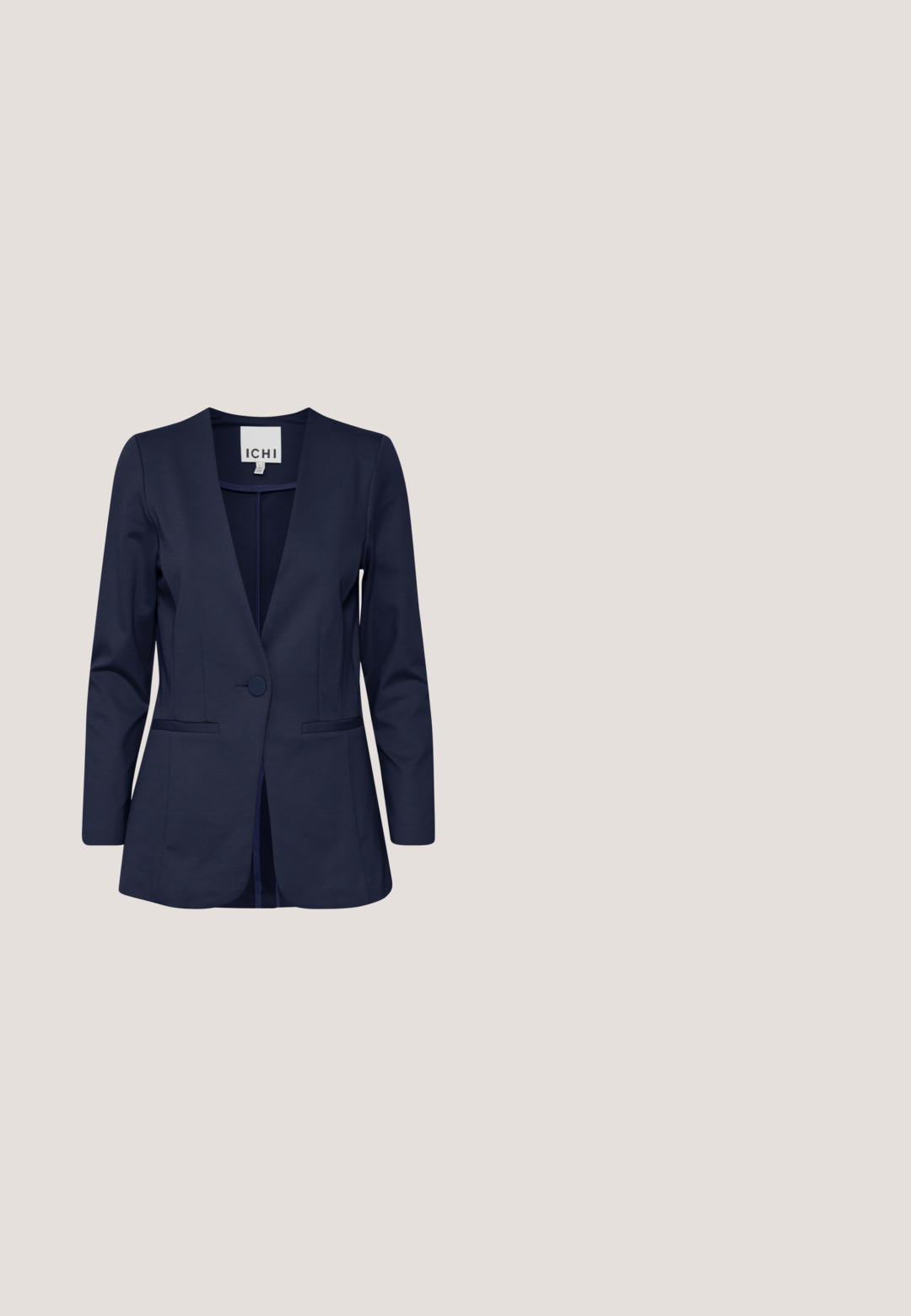 Marineblauer Blazer aus glattem Stoff, mit V-Ausschnitt, langen Ärmeln, einfacher Knopfleiste und zwei vorderen Taschen.; Kragenloses T-Shirt aus Baumwolle in Marineblau mit kurzen Ärmeln. Es verfügt über einen U-Boot-Ausschnitt und einen lockeren Schnitt mit seitlichen Schlitzen für mehr Bewegungsfreiheit.; Hose in marineblau mit einem Kordelzug in der Taille, versehen mit weißen vertikalen Streifen. Hergestellt aus einem weichen Material, geschnitten für eine lockere Passform.; Turnschuhe mit einem weißen synthetischen Obermaterial, blauen Wildlederakzenten und einer strukturierten Gummisohle. Enthält blaue Reißverschlussdetails und Schnürverschluss.; Blaue Stofftasche mit schwarzem Herzmuster und zwei Schulterriemen, rechteckige Form, ohne sichtbaren Verschluss oder Taschen.; Gepolstertes Stirnband aus marineblauem Stoff mit leicht strukturierter Oberfläche und einem weichen, gestreiften Innenfutter.