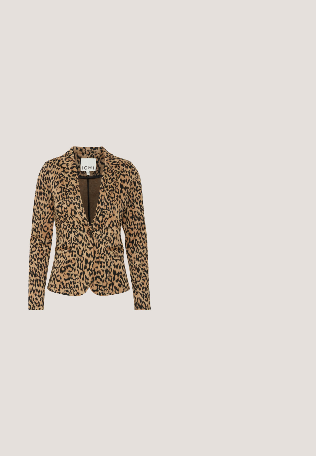 Leopardprint blazer i tan og sort, lavet af blødt stof. Har en klippet krave, enkelt knappelukning og to forlommer.; Brun og sort leopardprint cardigan med lange ærmer, rund halsudskæring og dekorative sølvfarvede knapper formet som blomster foran.; Sorte camisole-top med tynde stropper, lavet af glat stof. Har en tætsiddende design og en rund halsudskæring, uden mønstre eller dekorationer.; Løvenmønster bukser lavet af letvægtsstof, med bred ben-design, elastisk talje og en beige baggrund med mørkebrune pletter.; Sorte sneakers med en glat læder- og ruskindsoverdel, har en brun leopardmønstret hælflap, sorte snørebånd og en gummisål.; Lille rektangulær crossbody-taske med brunt og sort leopardmønster, sort læderrem og lynlås.