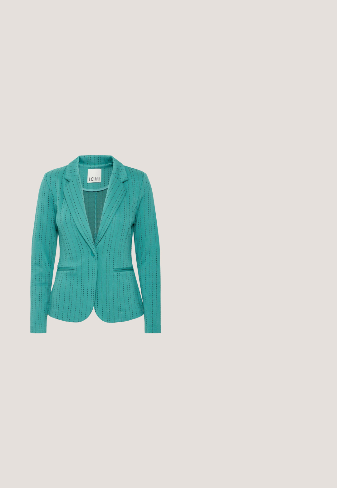Turkoois blazer met een slim fit, dunne verticale strepen, twee voorkeurszakken en een enkele knoopsluiting. Gemaakt van geweven stof.; T-shirt met groene en witte strepen, korte mouwen, ronde hals, geribbelde textuur, aansluitende pasvorm, licht rekbare stof.; Groene joggerbroeken van zachte stof, met een elastische taille, trekkoordsluiting en twee zijzakken met een slim fit ontwerp.; Witte sneakers van mesh materiaal met synthetische overlays in blauw, groen en rood. Rond neuspunt, dikke witte zool en vetersluiting.; Groene gevlochten handtas met ronde handgreep, gecombineerd met een kleine bijpassende tas. Beide items hebben een gestructureerd oppervlak en rechthoekige vormen.; Ketting met verstelbaar donkerblauw koord en diverse groene, petrolkleurige en oranje keramische kralen in verschillende vormen en patronen.