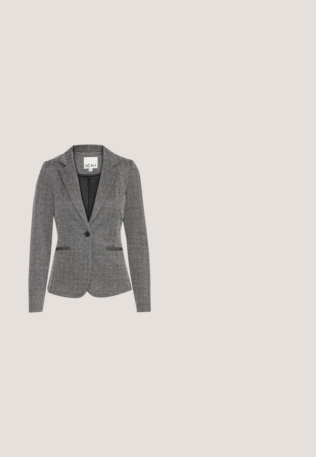 Grå houndstooth blazer med en enkelt knaplukning, notch lapels og to foran lommer. Stoffet har et tekstureret, vævet udseende.; Hvid langærmet skjorte med knapper, klassisk krave, frontplade, sidesømme og en sort broderet rosedetalje nær kanten.; Bredde bukser i lys grå stof med en glat tekstur, elastisk talje og to frontfolder for ekstra detaljer.; Brune ruskinds loafers med en guldtonet spænde detaljer, sort gummisål og syninger langs den øvre kant. Klassisk design.; Taupe læderhåndtaske med enkelt top-håndtag, guldfarvet lukning og små gyldne fødder, rektangulær form med strukturerede sider.; Hvid perlekæde bestående af ensartede, glatte, runde perler, der er strenget sammen i en kontinuerlig sløjfe.