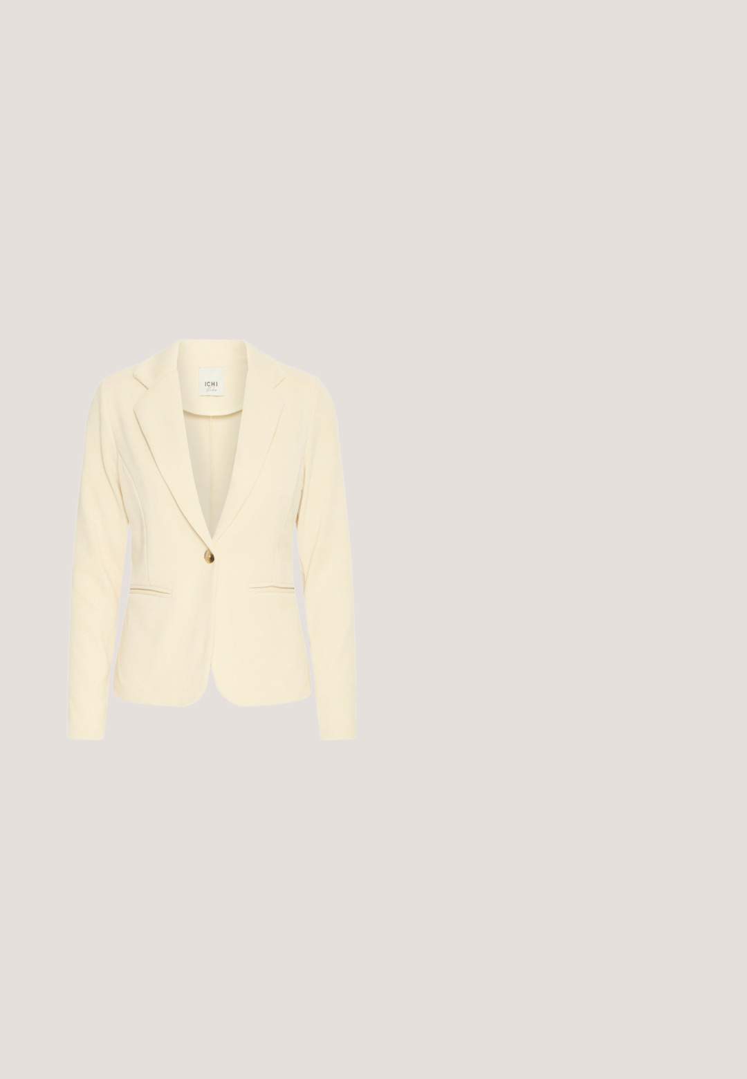 Cremefarvet blazer lavet af tekstureret stof, med en enkelt knaplukning, klap-kraver og to forlommer.; Brun langærmet skjorte med knapper, spids krave og manchetter, vist mod en simpel hvid baggrund.; Beige vide ben bukser med en glat tekstur, der har en skræddersyet pasform, to forlommer og diskrete folder langs benene.; Beige læderpumpe med rund tå, blokhæl og dekorativ kvastaccent med guldforarbejdning. Glat tekstur overalt.; Beige tote taske med en tekstureret overflade, slanke håndtag og hardware i guldtoner. Har en logo charm hængende fra den ene side.; Guld halskæde med delikat kæde, der har en lille kapital "L" vedhæng. Justerbar længde med en krabbekrog og forlængerkæde.