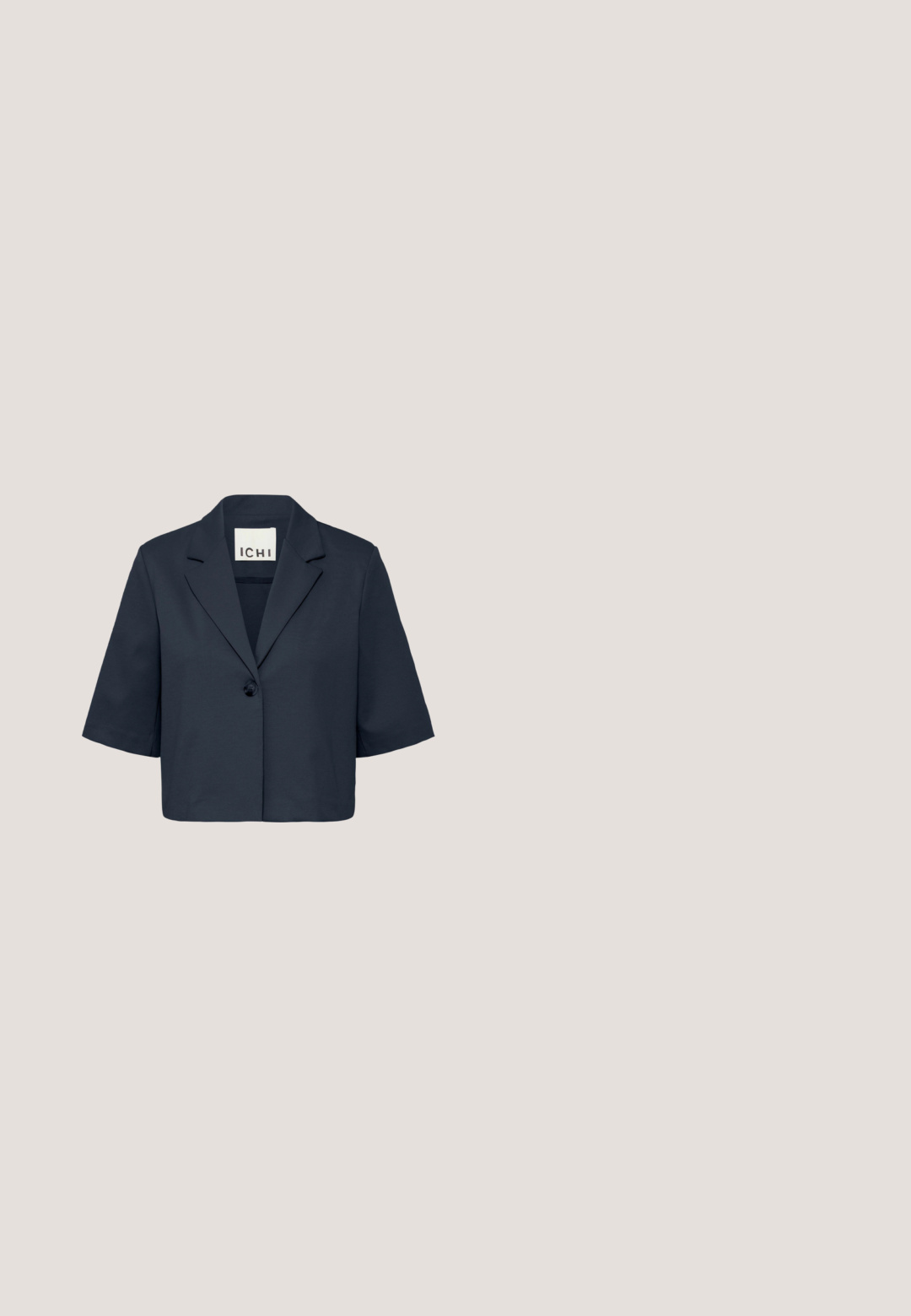 Marineblaues, kurzes Blazerjackett mit einem einzelnen Knopfverschluss, scharfen Revers und kurzen Ärmeln aus glattem Stoff. Verfügt über ein minimalistisches Design.; Schwarzes T-Shirt mit kurzen Ärmeln aus weicher Baumwolle, mit rundem Ausschnitt, lockerer Passform und glatter Textur. Keine sichtbaren Muster oder Grafiken.; Marineblaue maßgeschneiderte Hosen mit glatter Textur, versehen mit vorderen Falten und einem breiten Bund. Entworfen für eine gerade Passform mit knöchellangem Saum.; Schwarzer Slingback-Schuh aus Lackleder mit niedrigem Blockabsatz, der auf einem strukturierten blauen wellenförmigen Teppich und grauen gepolsterten Möbeln ruht.; Schwarze, übergroße Sonnenbrille mit Verlaufsgläsern, dicker Fassung und goldfarbenen Akzenten. Glatte, glänzende Oberfläche mit quadratischer Form.; Osoi BOAT BROT - Handtasche - black