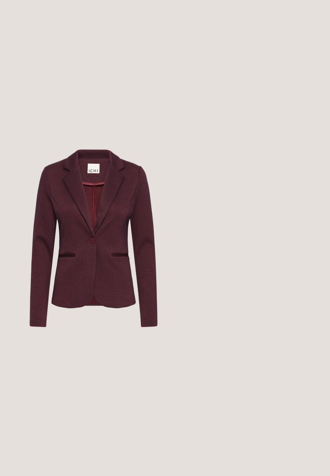 Blazer femme rouge foncé avec fines rayures diagonales, fermeture à un bouton, col à revers et poches fendues à l'avant.; Blouse bordeaux en satin, avec un décolleté en V, des manches longues à poignets élastiques et une coupe décontractée. Texture lisse, détails minimaux.; Pantalons évasés en velours bourgogne avec une texture lisse, dotés d'une taille élastique et d'un ourlet net pour une silhouette élégante.; Escarpin en cuir verni rouge avec un design découpé, des œillets circulaires en argent et un bout pointu, présentant un accent métallique au niveau du bout.; Sac à main en cuir tressé marron foncé avec poignée courbée, garniture blanche, fermeture éclair argentée et bandoulière large en tissu amovible sur fond uni.; Boucles d'oreilles en résine violet foncé en forme de croissants de lune, avec des accents en métal argenté et des attaches arrière en plastique transparent pour un maintien sûr.