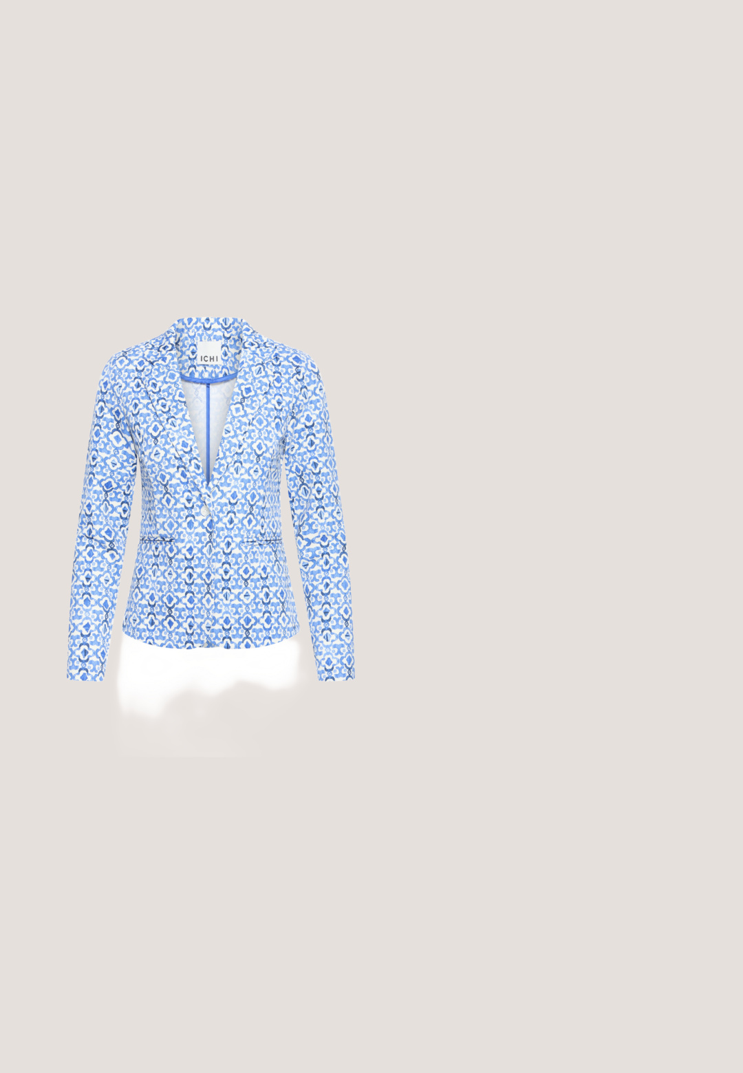 Enkeltknappet blazer med blå og hvide abstrakte blomsterprint, revers med hak og to forlommer.; Blå- og hvidstribet skjorte med knapfront, lange ærmer og to brystlommer med vandrette striber. Produceret i bomuldsstof med afslappet pasform.; Marineblå bukser med lige ben, der har en flad front, to for-rynker, sidelommer og en glat tekstur.; Sneakers i hvid, grå og pink med en orange detalje. Har en tekstureret ruskindsoverflade og en sølv hældetalje. Rund tå design.; Blå stofpose med en stor åben top, prydet med farverige broderede blomsterudsnit i rød, lyserød, brun og blå. Blød tekstur.; Guldøreringe med en glat, poleret overflade. Designet er afrundet med en sikker hængslet lukning og en minimalistisk silhuet.