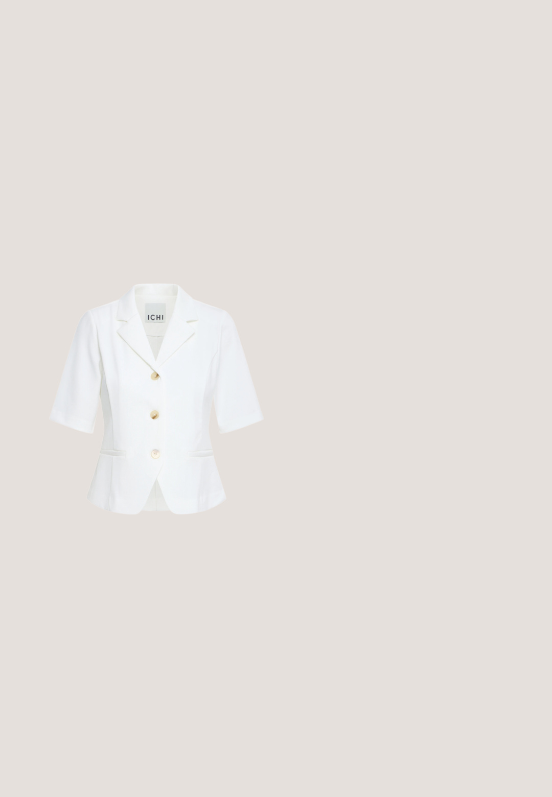 Hvid blazer med korte ærmer og hakket revers, tre beige knapper, to forlommer og tilpasset talje fra mærket ICHI.; Lyseblå kortærmet t-shirt med vævede flæse detaljer og prikmønster på ærmerne. Lavet af blødt, letvægts bomuldsstof.; Lyseblå bukser med vertikale hvide striber, lige snit, bæltestropper og sidelommer, vist på hvid baggrund.; Hvide patentlæder slingback sko med spidse tæer og en geometrisk blokhæl. Indersiden har en tan indersål og minimale udskæringer på siden.; Blå, halvcirkelformet håndtaske lavet af glat læder med en enkelt justerbar rem og minimalistisk design. Overfladen er blank med rene kanter.; Par af lysegule øreringe formet som blomster med lagdelte, strukturerede kronblade på en lys baggrund.