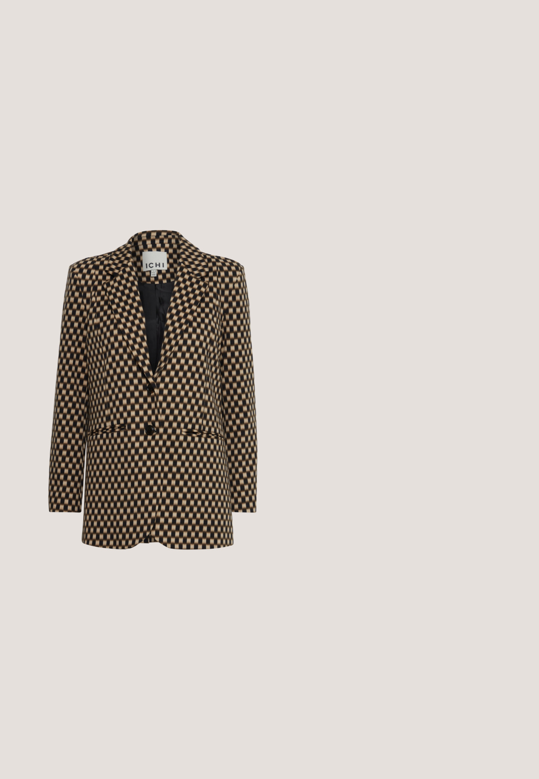 Mønstret blazer med et sort og beige rutet design, struktureret form, enkelt knaplukning og to frontlommer.; Sort cami med v-hals og intrikate blonderdetaljer ved udskæringen. Har spaghetti-stropper og et glat, let stof.; Mørkeblå ribbede stoffer viser lodrette linjer og en blød tekstur, dækket med bløde bølger over overfladen.; Sorte ankelstøvler med en glat læderfinish, elastiske sidepaneler og en chunky, struktureret platformssål, der har et logo-detail.; Firkantet silketørklæde foldet i en spiral med farverige regnbuestriber og abstrakte sol- og blomsterdesign på en sennepsgul baggrund.; Brun vævet læder crossover taske med lynlåslukning, rund form og en flettet skulderrem. Har en lille, rektangulær logoplade.