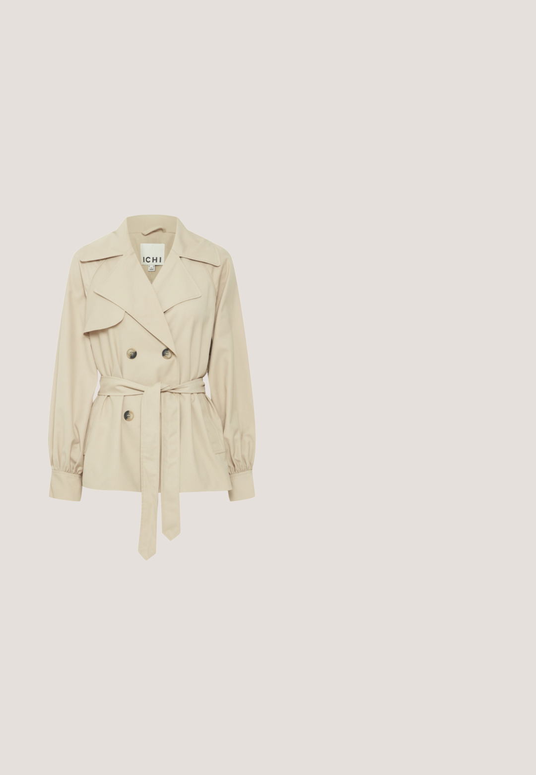 Beige trenchcoat met dubbele knopen, brede revers en een ceintuur in de taille. Heeft pofmouwen en een gladde, gestructureerde stof.; Mouwloos crèmekleurig gebreid vest met vijf goudkleurige knopen aan de voorkant, ronde halslijn en twee voorzakken met goudkleurige knoopdetails.; Wit T-shirt met korte mouwen, een ronde hals en getextureerde bloemapplicaties op de linkerschouder.; Off-white wijde broek met hoge taille, lussen voor een ceintuur, knoopsluiting aan de voorkant en een nette, op maat gemaakte afwerking.; Beige slingback ballerina's van zacht suède, met een slanke, puntige neus, decoratieve gouden metalen accenten en een minimalistisch ontwerp.; Crèmekleurige leren handtas met gebogen bovenrand, enkele schouderriem en een goudkleurige sluiting aan de voorkant.