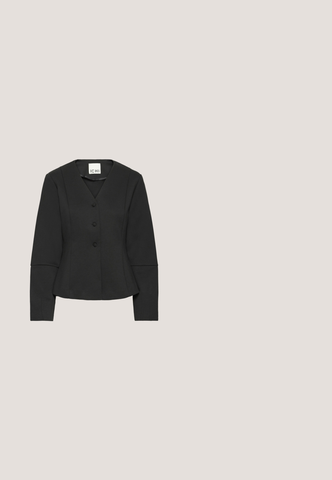 Sort struktureret blazer med V-udskæring, tre knapper foran og let udvidede lange ærmer. Glat stof med en skræddersyet pasform.; Sorte camisole-top med tynde stropper, lavet af glat stof. Har en tætsiddende design og en rund halsudskæring, uden mønstre eller dekorationer.; Sorte bukser med lige ben-design, der har en simpel talje og ingen synlige lommer, præsenteret mod en hvid baggrund.; Sort læder slingback pumpe med spids tå, slank hæl og justerbar rem, med en glat overflade og minimalistisk design.; Sort læderhåndtaske med pebble-struktur, der har to frontlommeklapper, hardware i guldfarve og en aftagelig rem for alsidighed.; Guld kæde halskæde med rundt sort vedhæng og en lille guldring, der forbinder vedhænget til kæden.