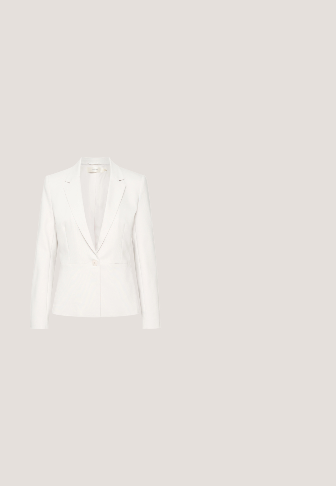 Biely blazer so štruktúrovaným strihom, upravenými klopami, jedným gombíkom a dlhými rukávmi; hladká textura a čisté línie.; Kaffe KAMILINA - Blúzka - windward blue melange stripe; Béžové prispôsobené nohavice dĺžky ku členkom s prednými záhybmi, rovnými nohavicami a elastickým pásom.; Béžový lodička s remienkom na pätu, špičatou špičkou, s zaobleným výrezom a striebornými dekoratívnymi prvkami pozdĺž výstrihu. Vysoký ihličkový podpätok.; Béžová kožená taška na rameno so štruktúrou, dvoma rukoväťami, odnímateľným ramenným popruhom a ozdobnou strapcovou dekoráciou so zlatým príveskom.; Priehľadné akrylové kruhové náušnice so zlatými akcentmi, s zakriveným dizajnom a priehľadným klipom. Hladký povrch, minimalistický štýl.