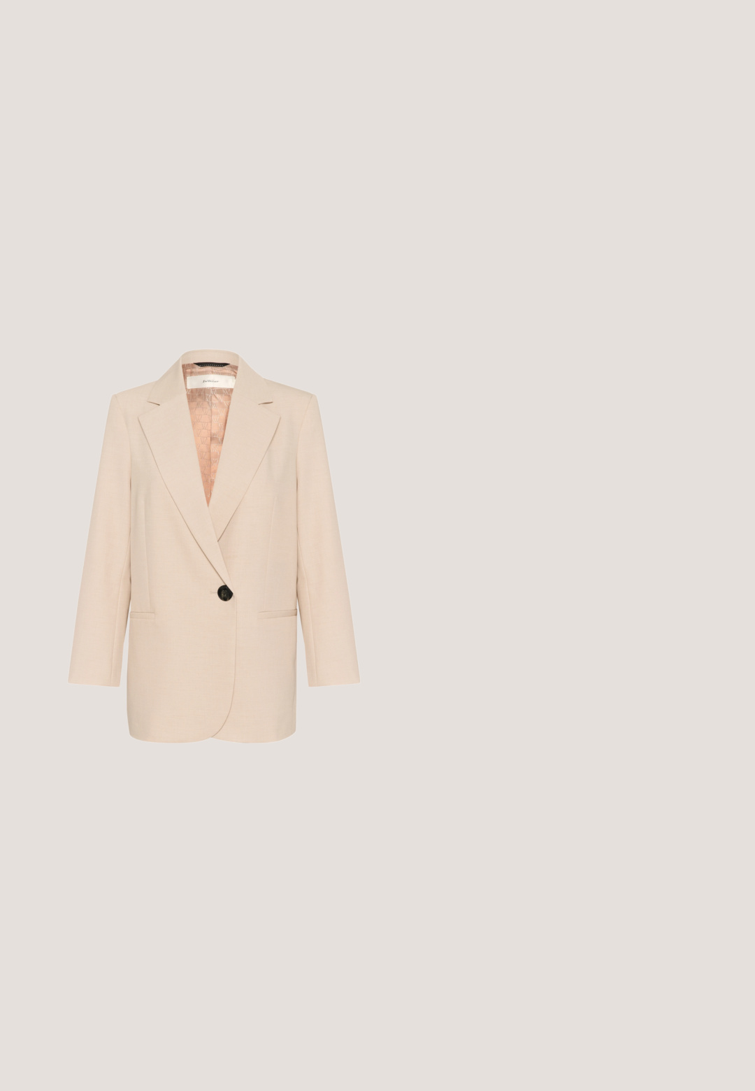 Lys beige blazer lavet af blødt stof, med en klappet krave, enkelt knaplukning og to frontlommer, med et mønstret for.; Cremefarvet oversized t-shirt lavet af blødt bomuld, med rund hals og brede korte ærmer, samt diskret præget branding på forsiden.; Bredde bukser i lys beige stof, med plisseret frontdesign, høj talje og glat tekstur. Ingen synlig hardware eller mønstre.; Hvide højhælede sandaler med krydsede stropper, T-bar design, glat overflade og spidse tæer. Har en slank hæl og en spændelukning.; Beige Valentino håndtaske med præget logomønster, dobbelte guld kæderemme, snørede sider og guldfarvet Valentino navneskilt foran.; Guldhalskæde med små perler og tre charms: en stjerne, en firkløver og en rektangulær plade med et indgraveret hjerte.