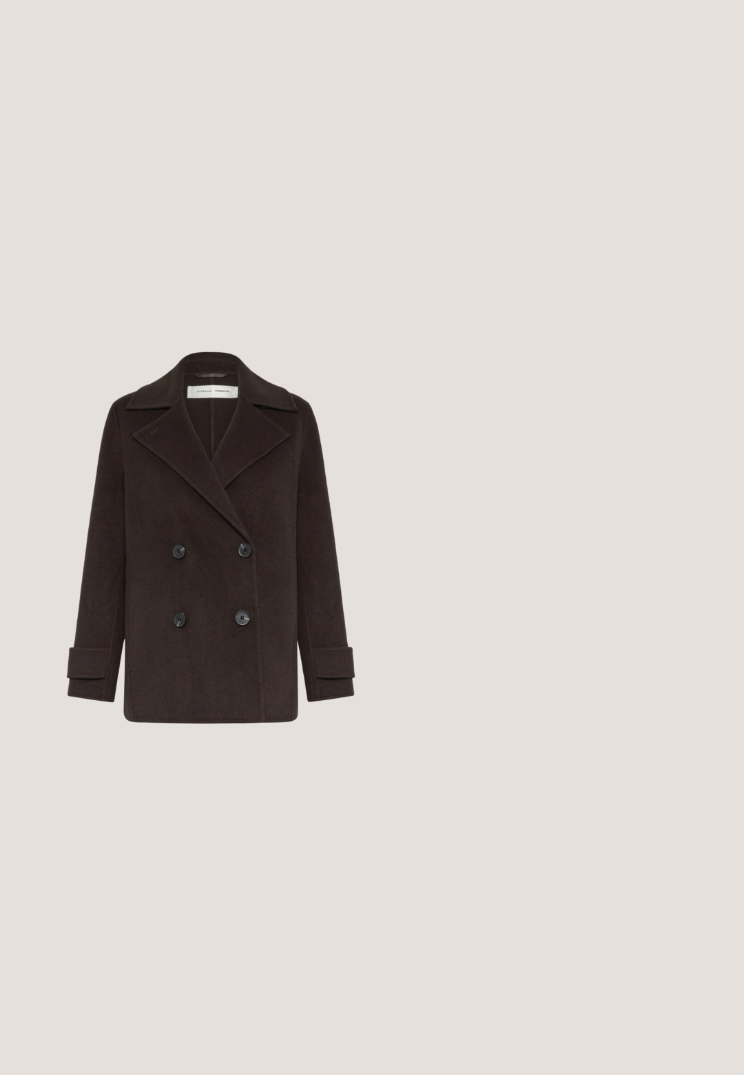 Manteau en laine brun foncé à double boutonnage avec de larges revers, quatre boutons noirs et des détails aux poignets sur les manches longues.; Pull brun duveteux à manches longues avec col rond, coupe ample et ourlet légèrement irrégulier sur fond blanc.; Jupe maxi en satin marron avec une taille élastique. Présente une forme droite fluide et une texture lisse. Aucun ornement visible.; Bottine en daim marron foncé avec un talon noir bas et incliné et des languettes sur le dessus et à l'arrière, vue de profil.; Sac à main cylindrique en cuir marron avec fermoir et quincaillerie dorés, double sangle d'épaule et étiquette en cuir de marque sur le côté.; Bague en or ouverte avec deux grandes pierres ovales noires lisses à chaque extrémité, polies et réfléchissantes sur un fond blanc.